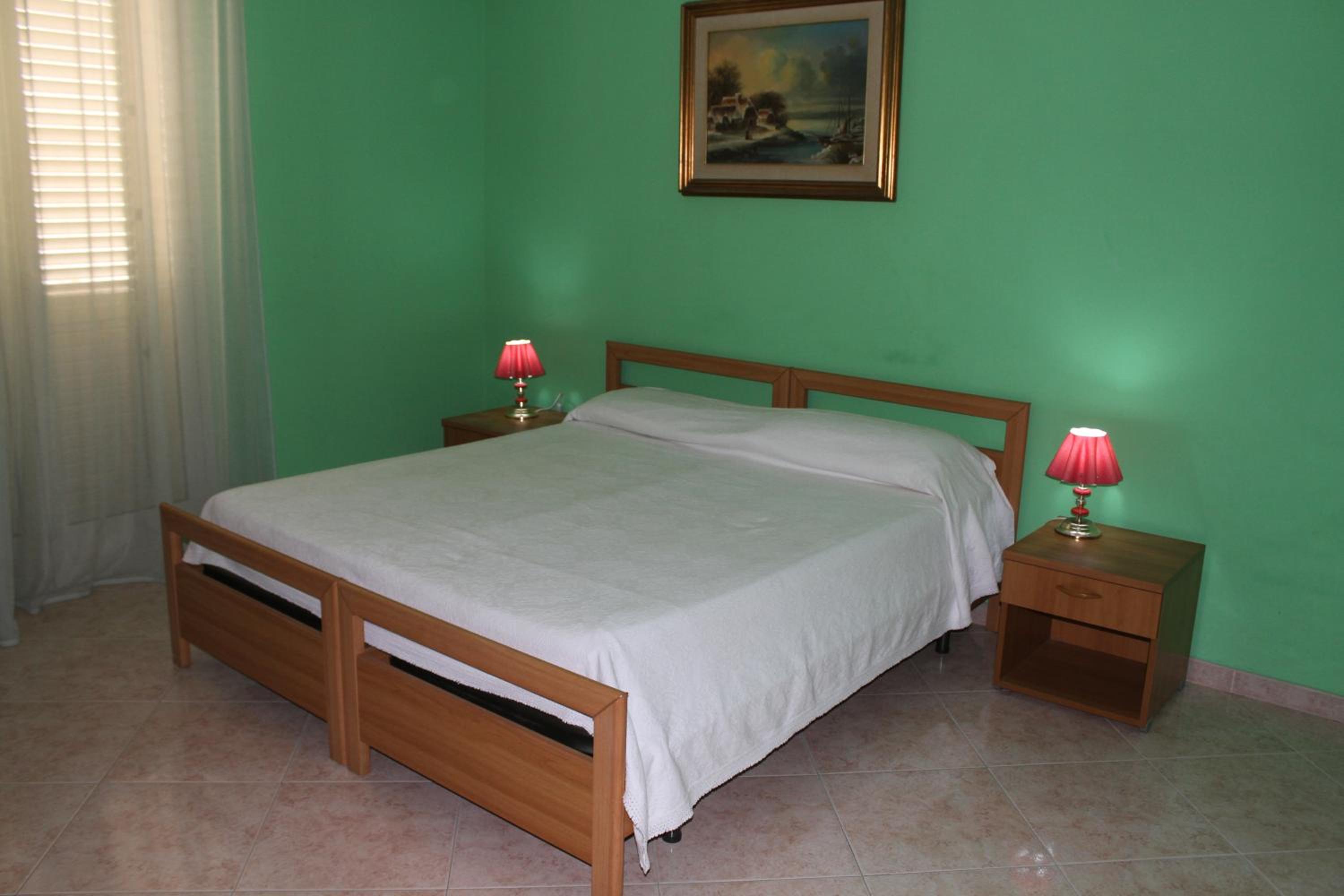 Deluxe Double Room with Balcony - Photo 11