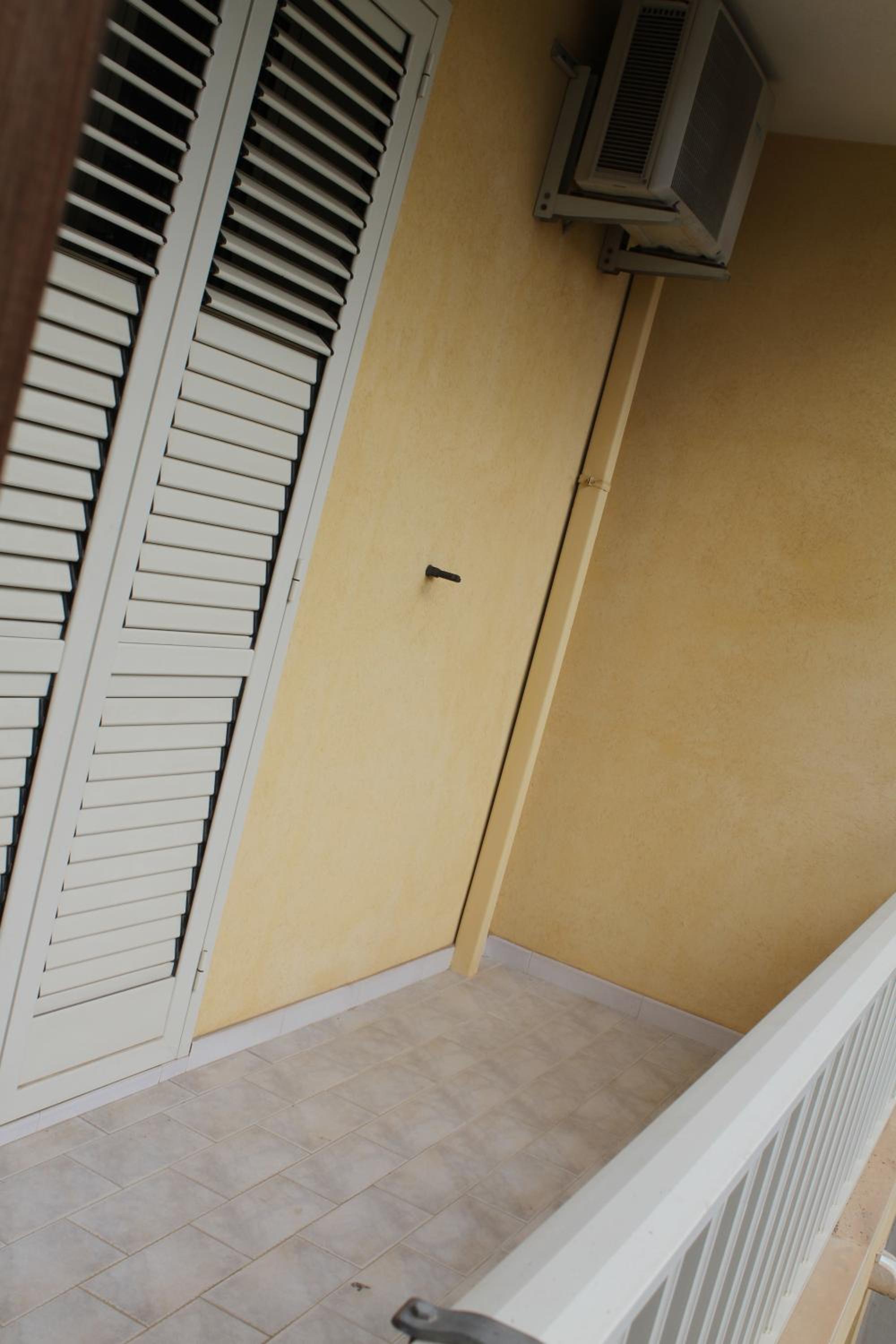 Deluxe Double Room with Balcony - Photo 10