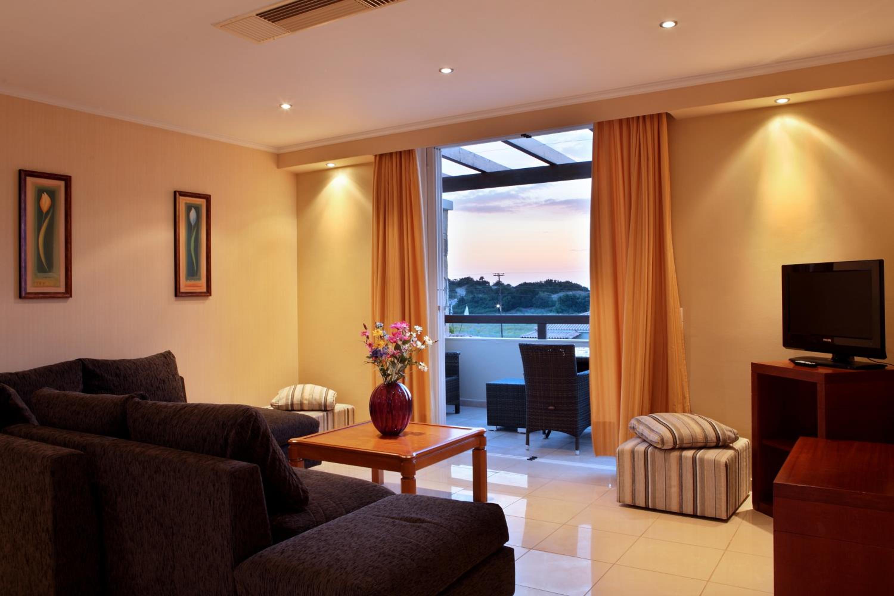 One-Bedroom Suite - Photo 3
