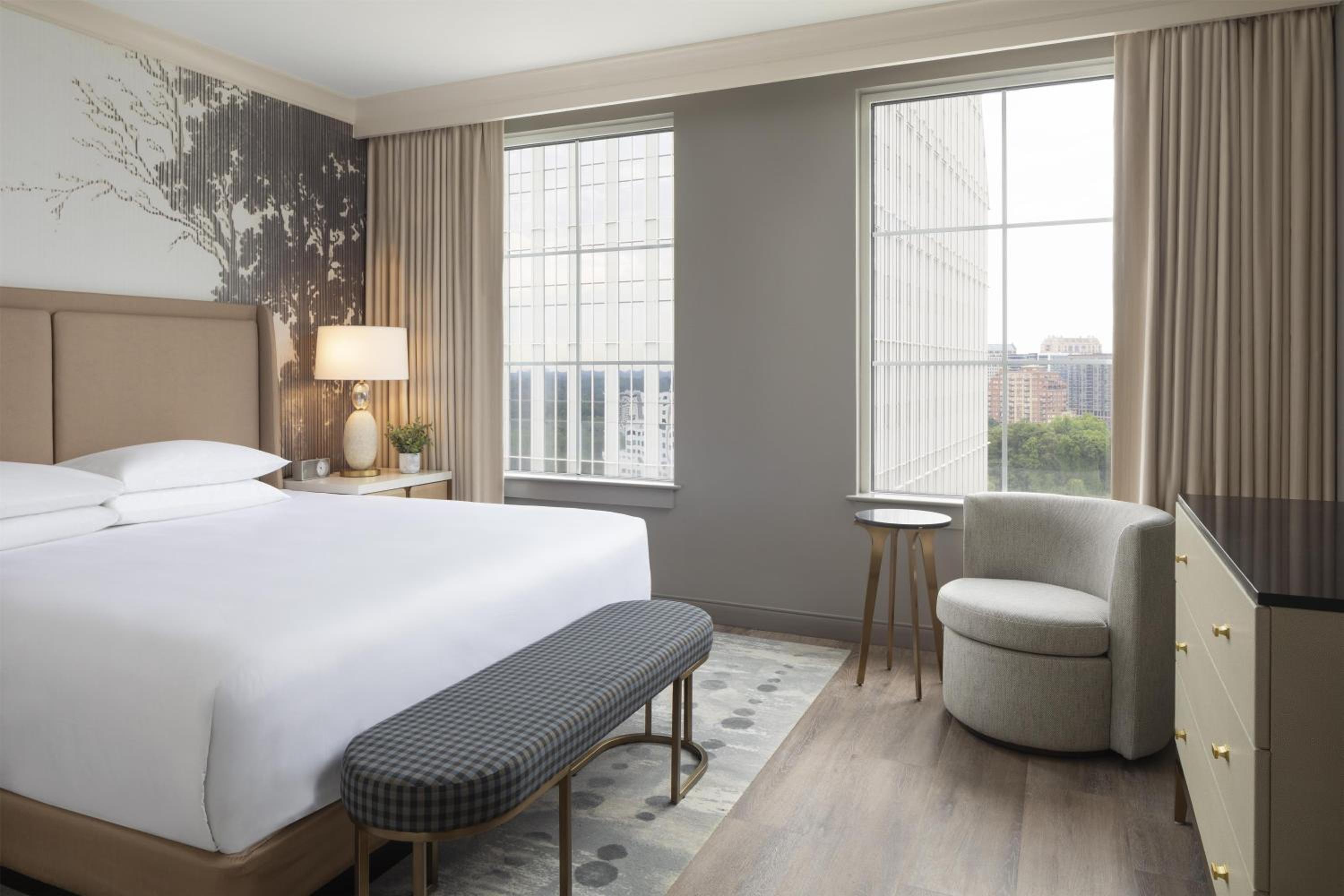 King Room with Bath Tub - Mobility Accessible - Photo 2