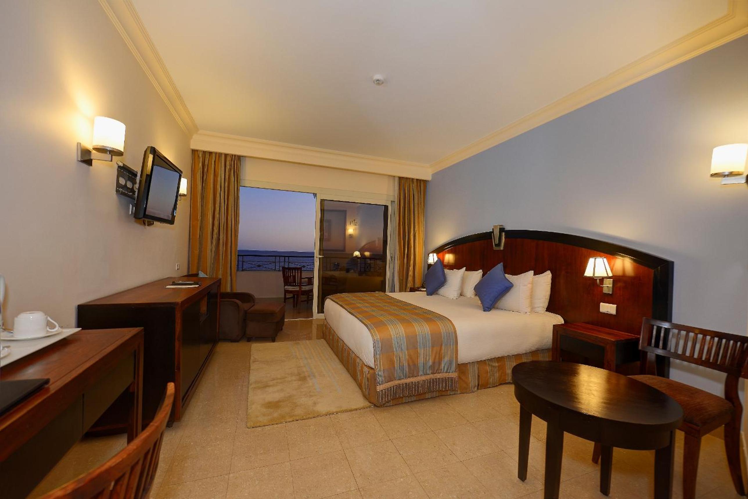Deluxe Room with Sea View - Photo 4