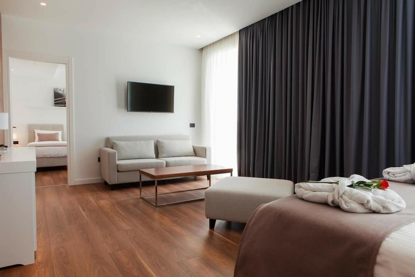 Penthouse Deluxe Suite photo 2