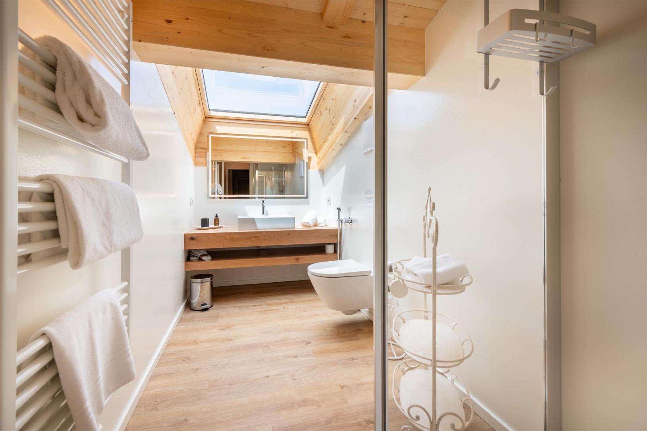 Two-Bedroom Apartment with Mountain View photo 2
