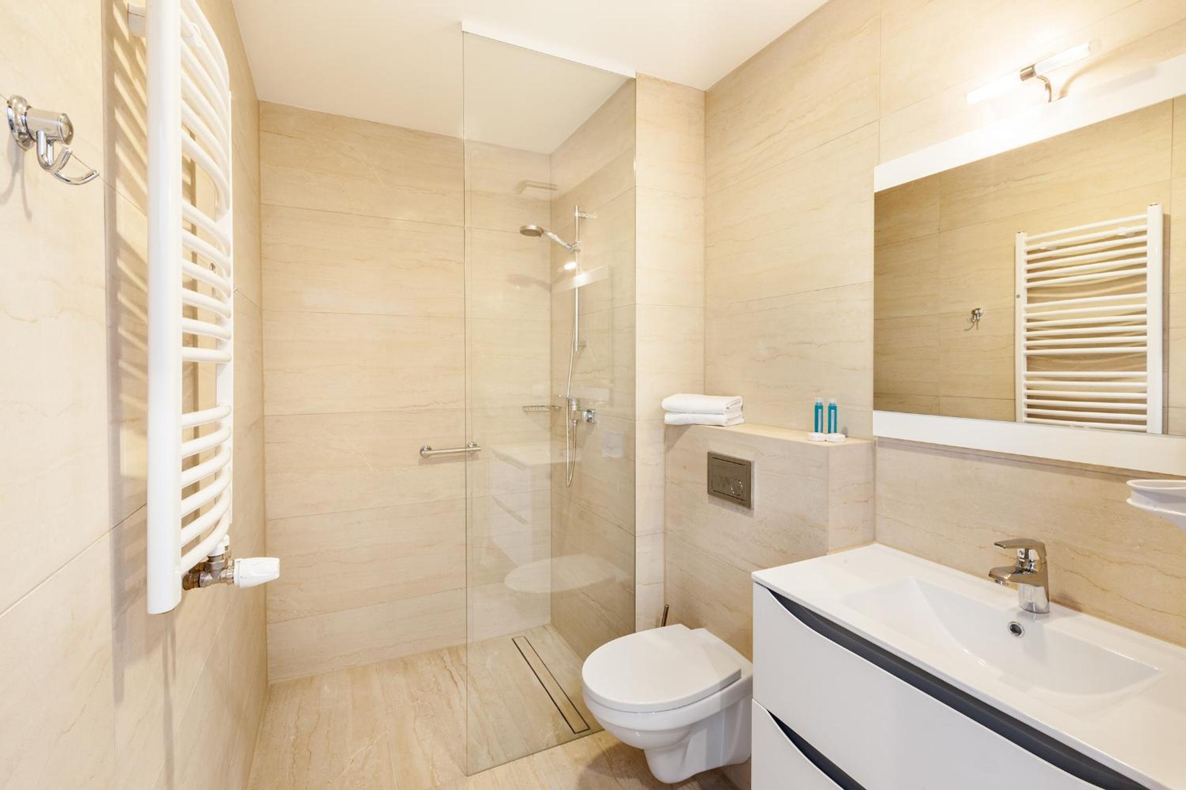 Standard Twin Room - Photo 11
