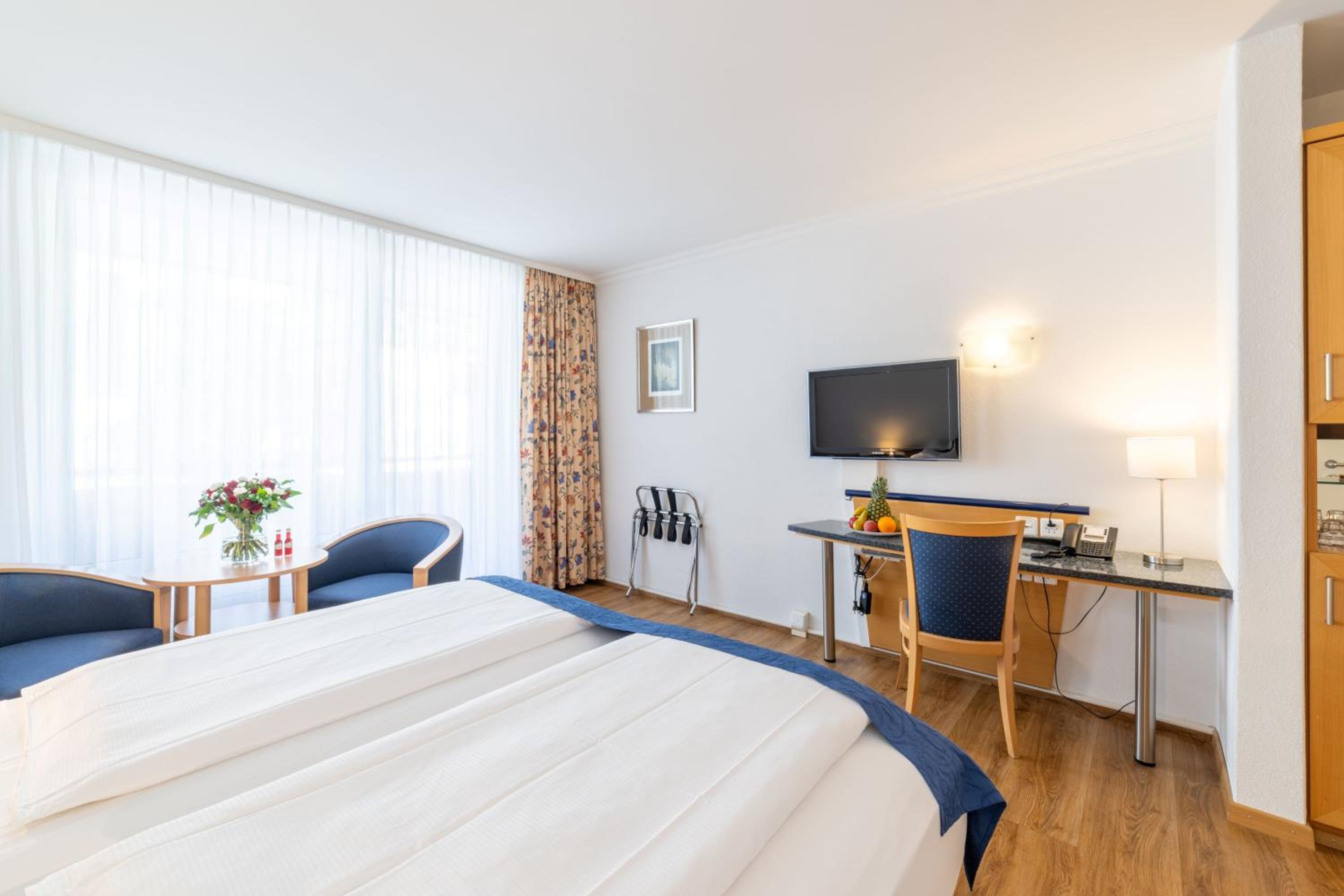 Superior Double Room with extra bed thumbnail 6