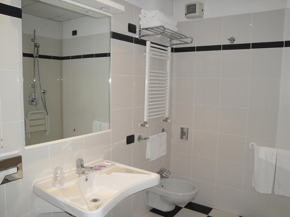 Double Room - Disability Access photo 2