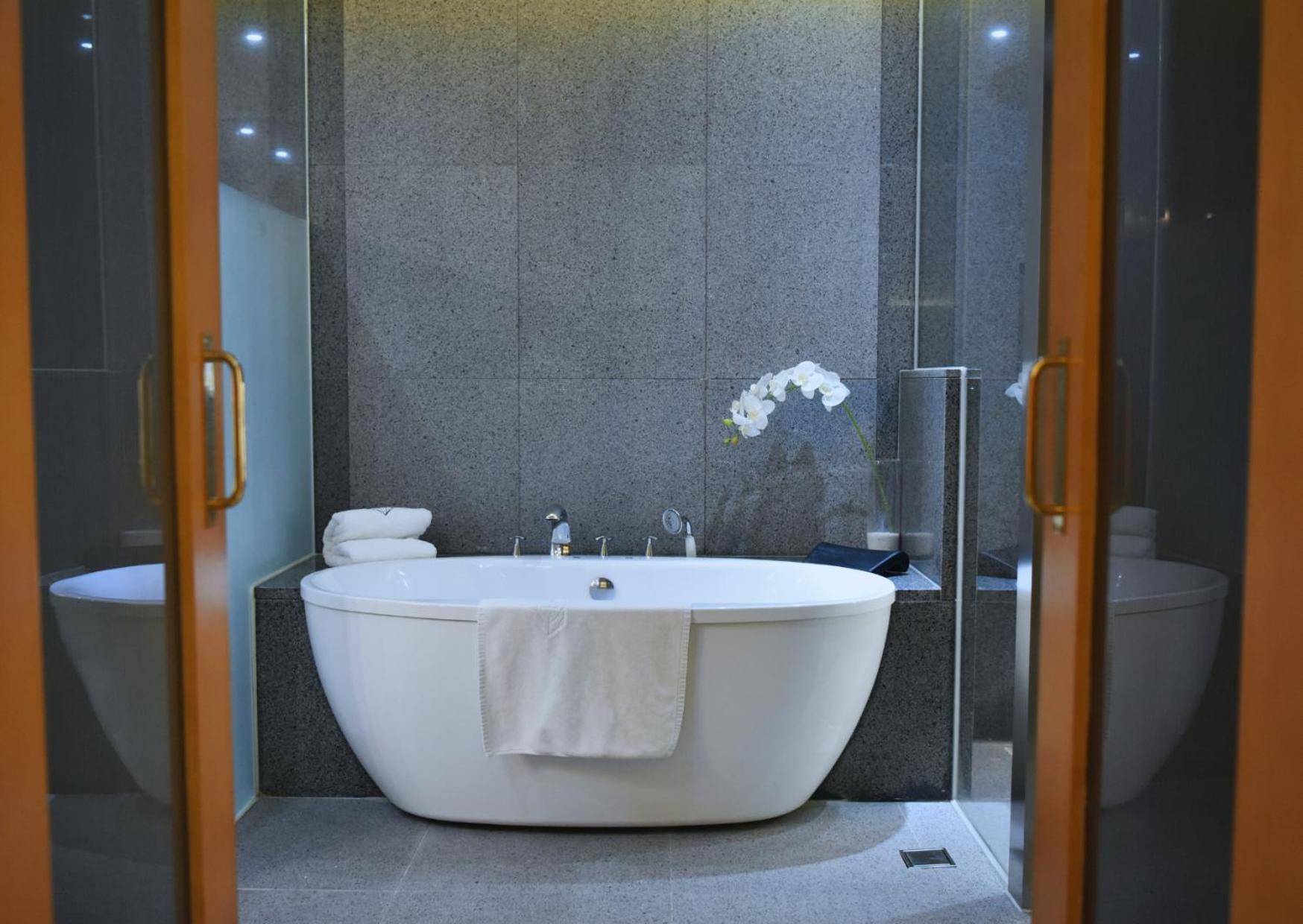 Deluxe Double Room with Side Sea View photo 2