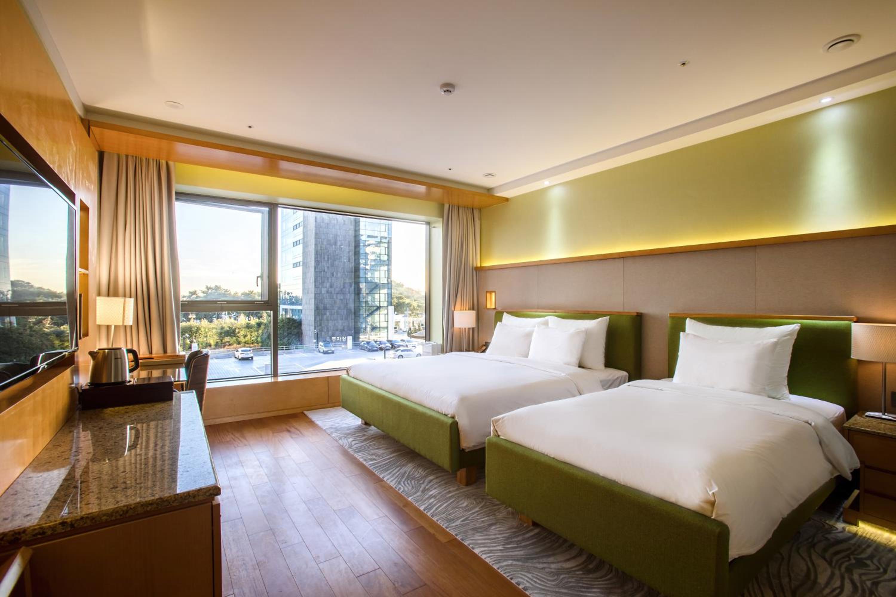 Double or Twin Room with Side Sea View photo 3