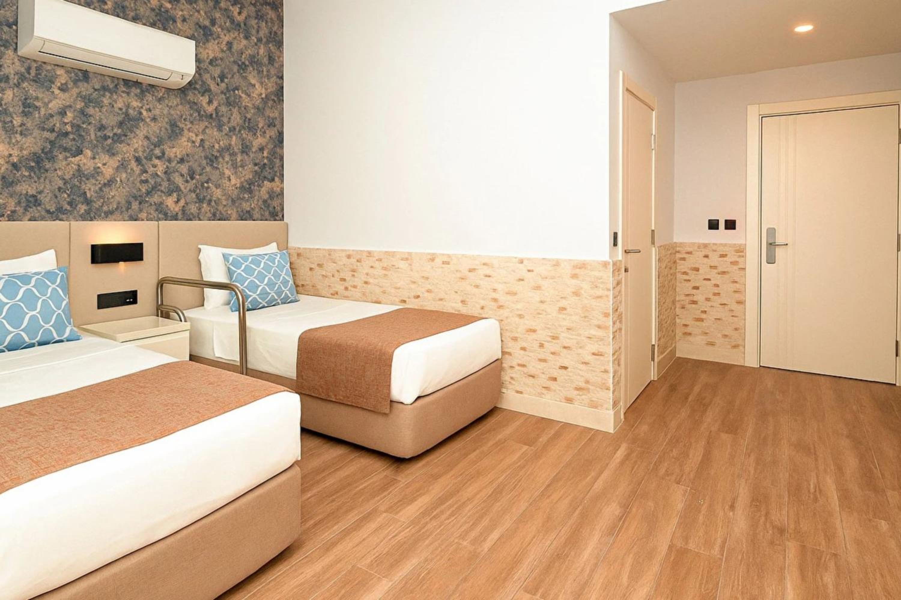 Double Room - Disability Access - Photo 1