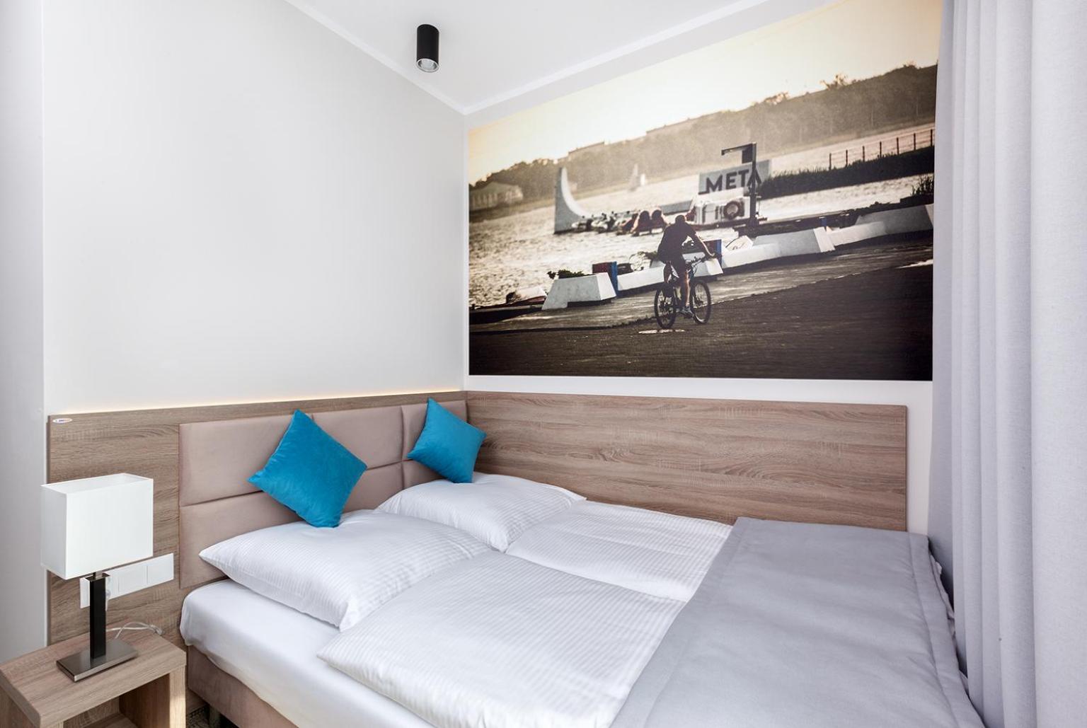 Standard King Room - Photo 9