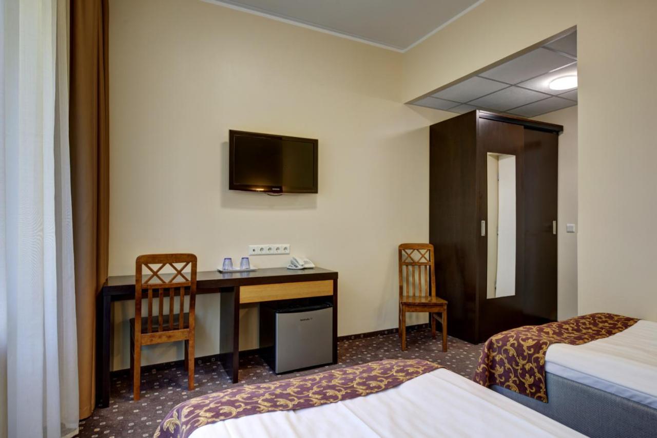 Twin Room with Spa Access - Photo 3