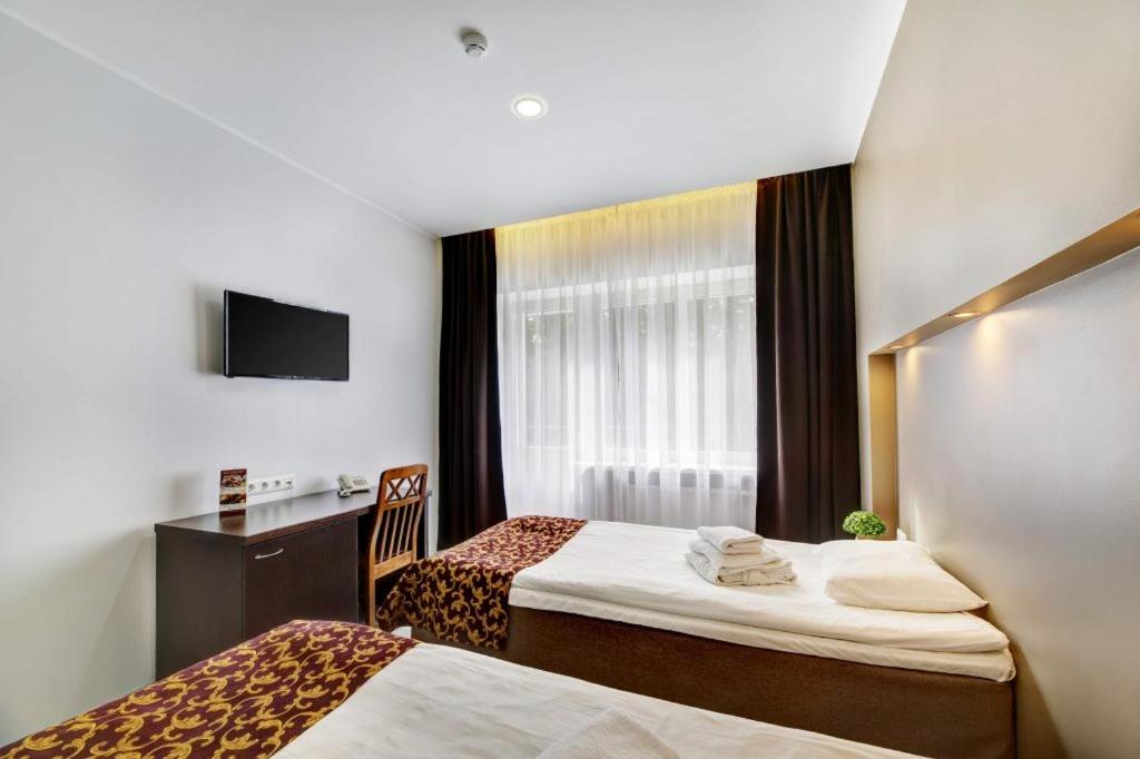 Twin Room with Spa Access - Photo 1