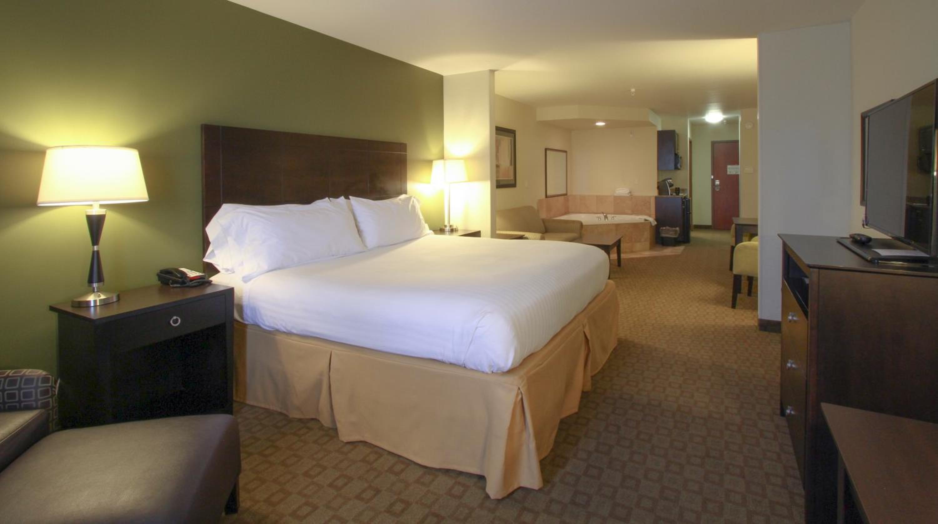 King Suite with Whirlpool - Photo 4