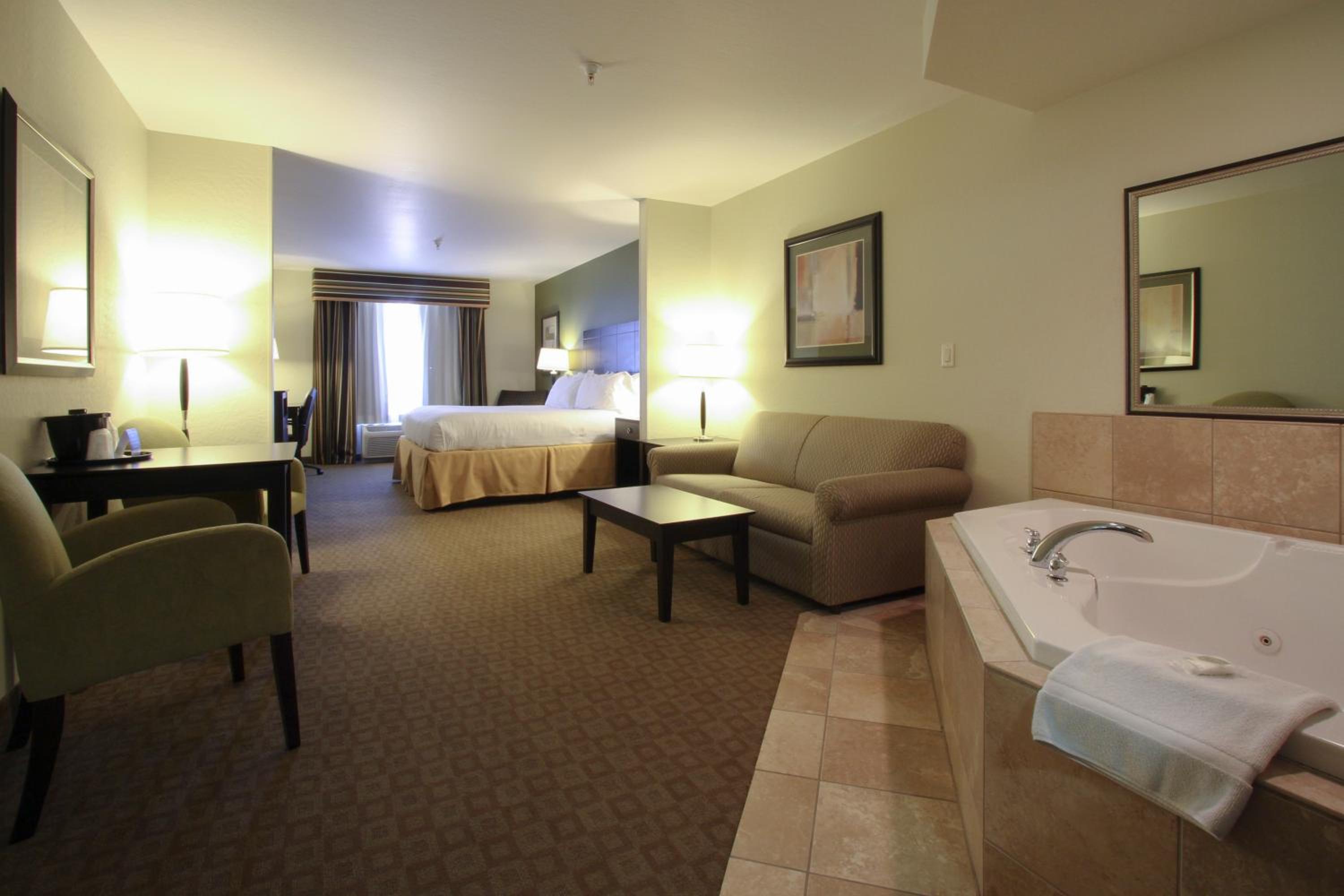 King Suite with Whirlpool - Photo 5