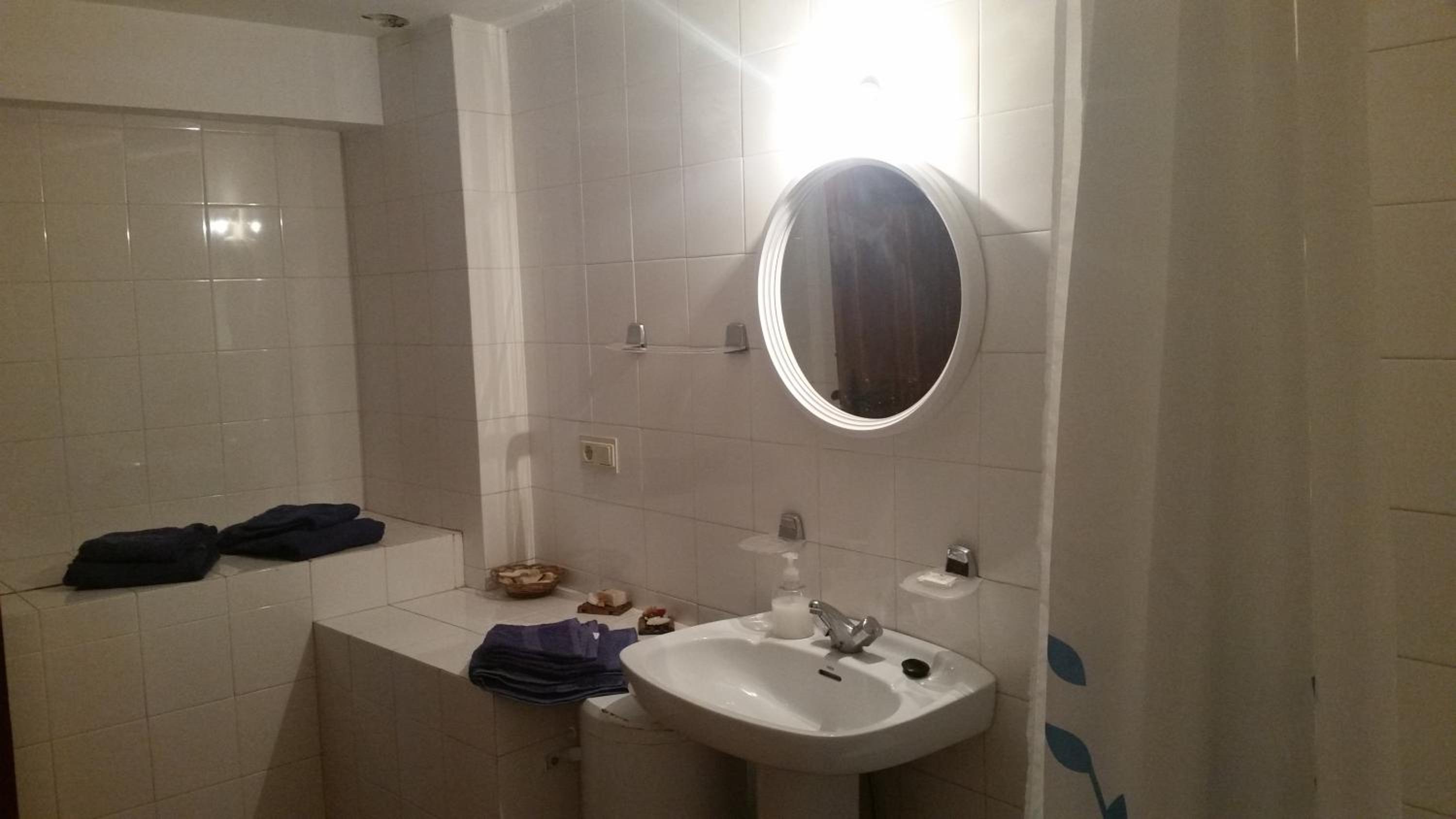 Quadruple Room with Bathroom - Photo 4
