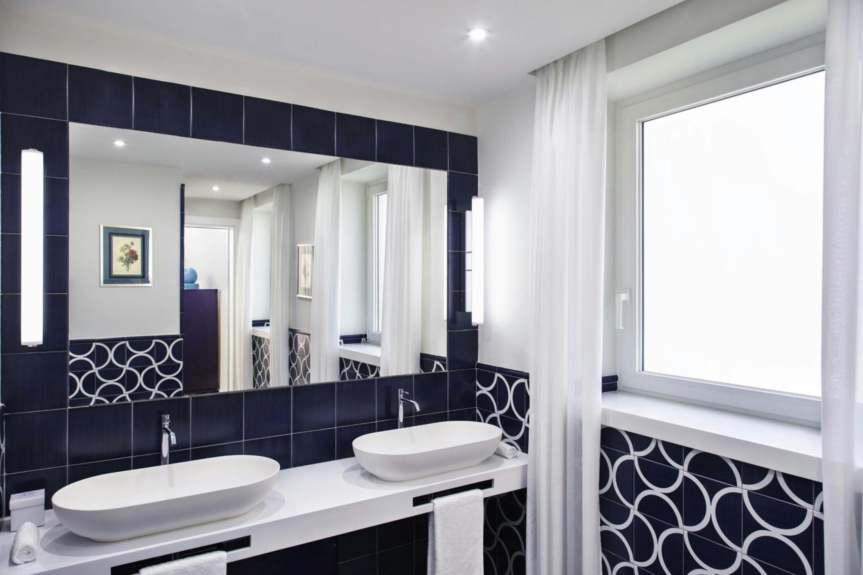 One-Bedroom Capri King Suite with Balcony and Sea View - Photo 3