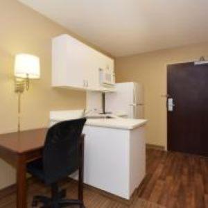 Efficiency Queen Room - Accessible/Non-Smoking - Photo 9