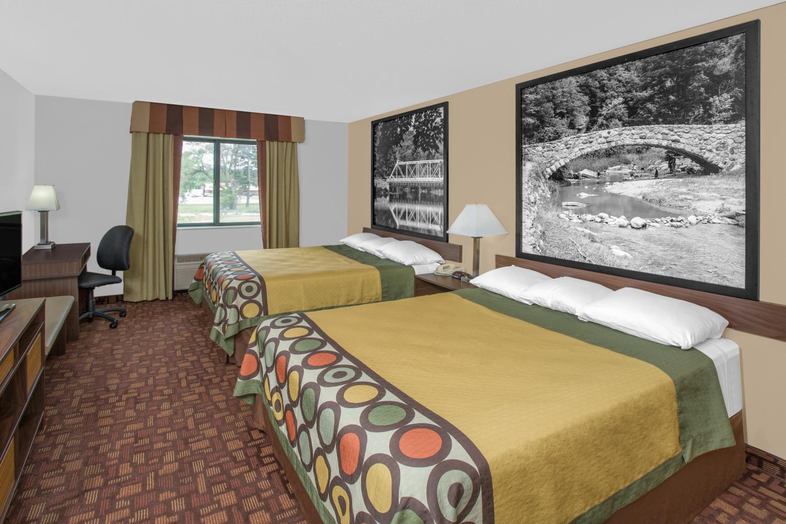 Queen Room with Two Queen Beds - Non-Smoking - Photo 5