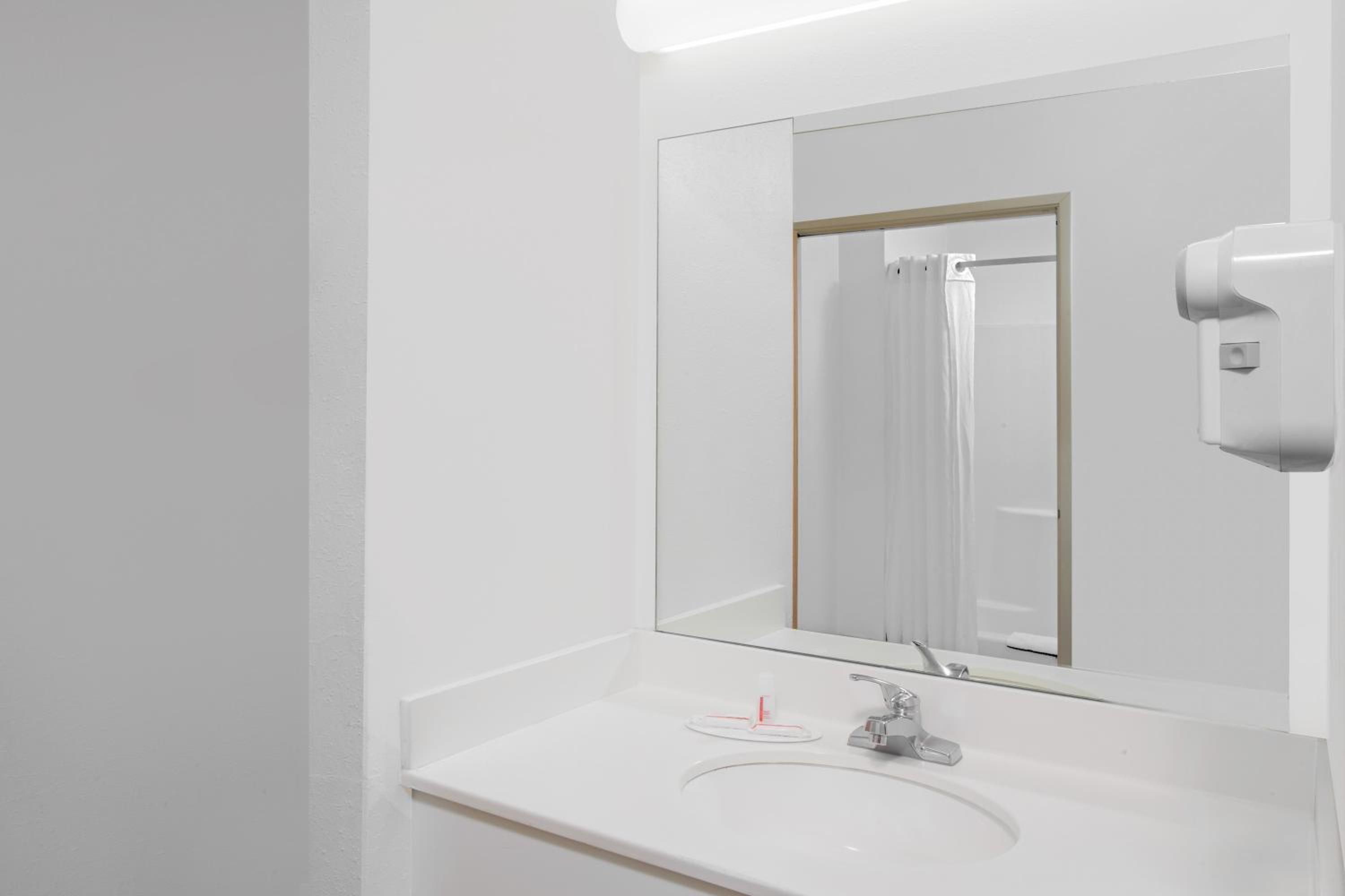 King Room - Non-Smoking - Photo 7