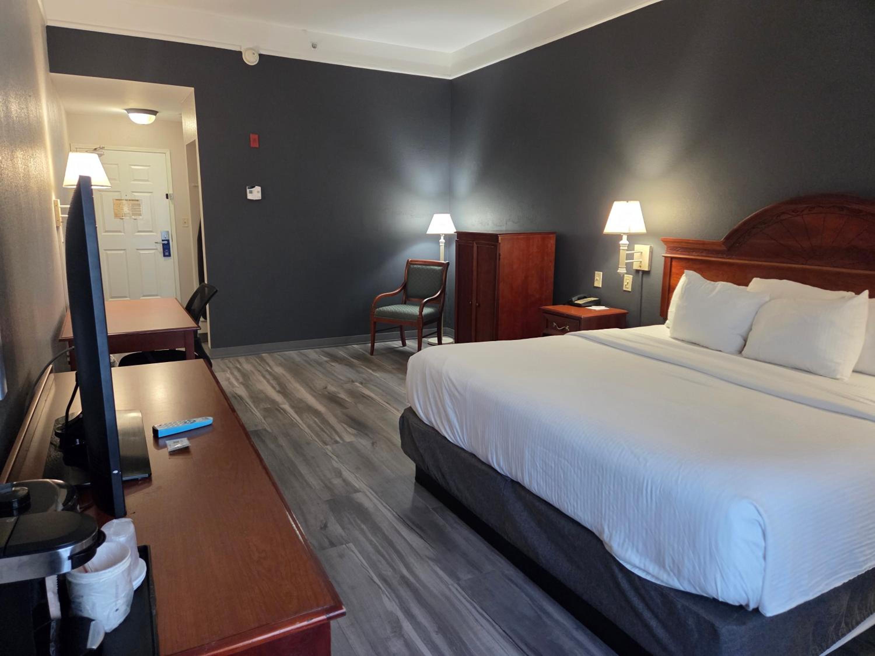 Economy King Room - Non-Smoking - Photo 5