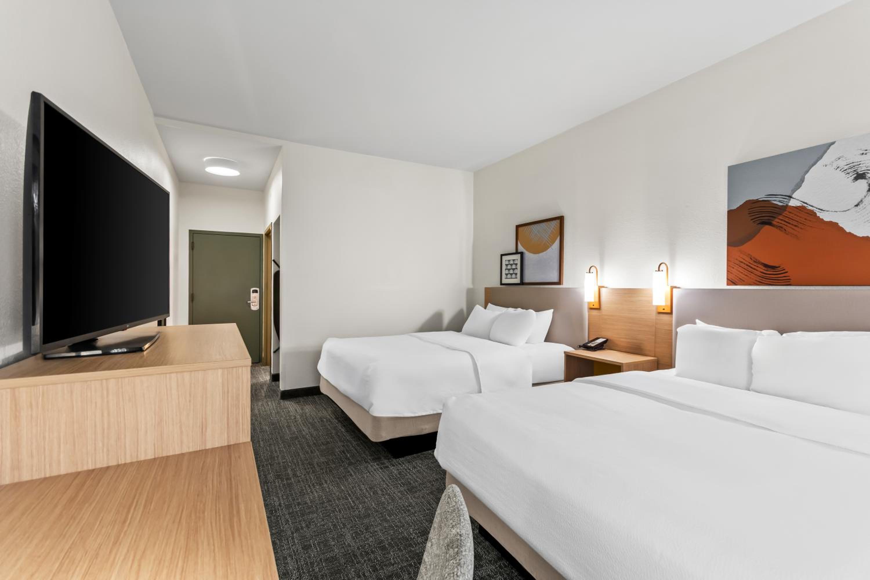 Queen Room with Two Queen Beds - Photo 4