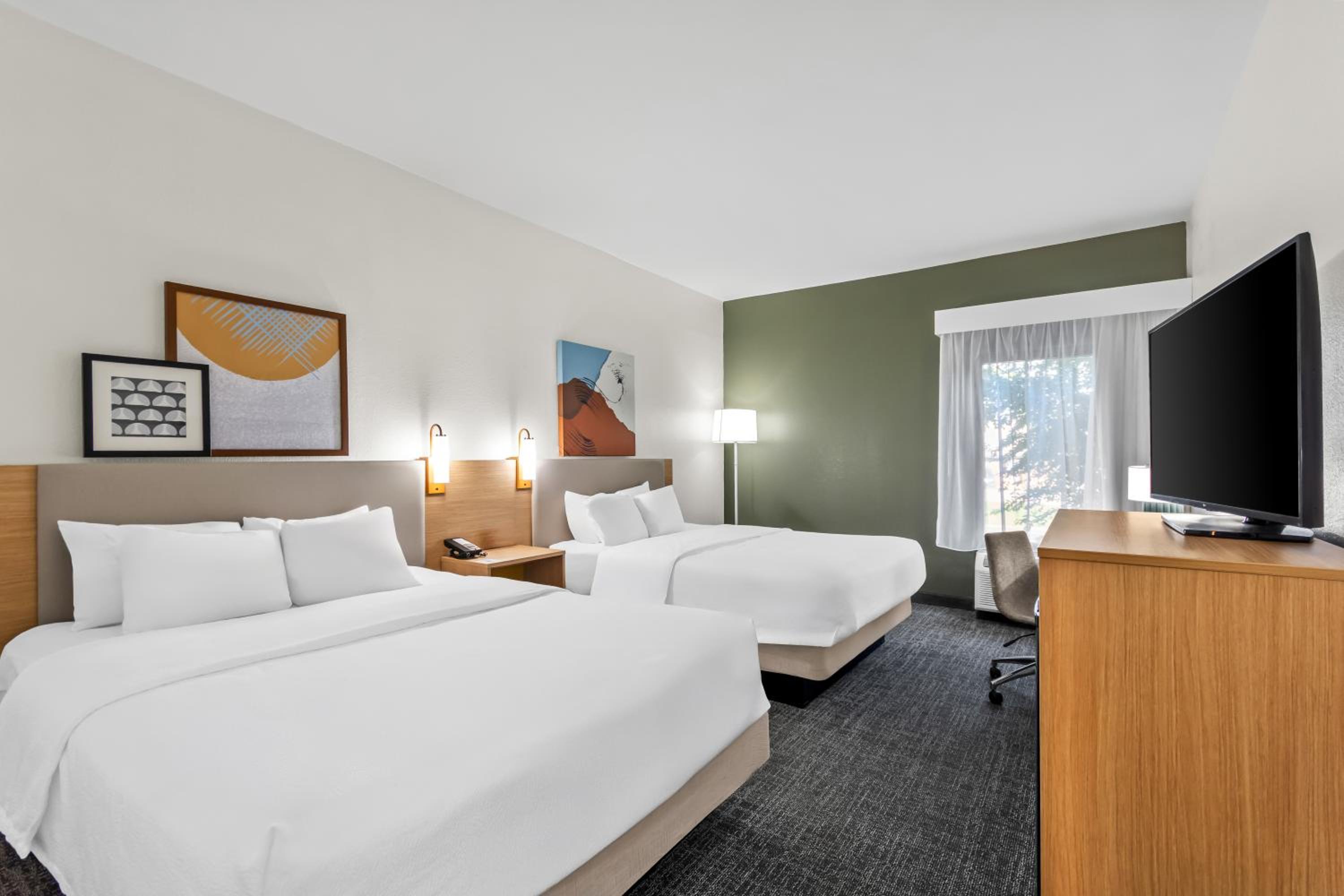 Queen Room with Two Queen Beds - Photo 3