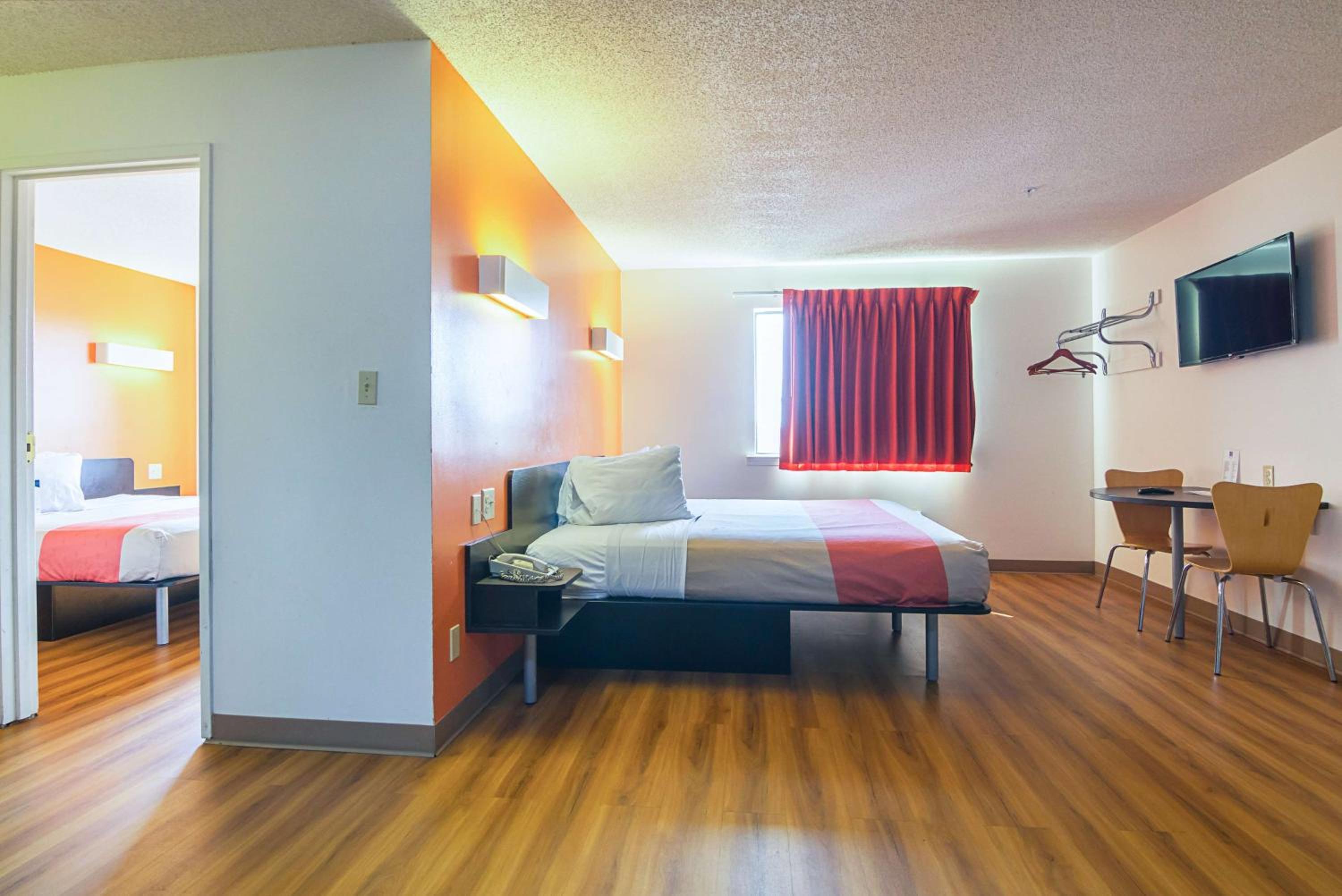 Deluxe King Room - Non-Smoking - Photo 3
