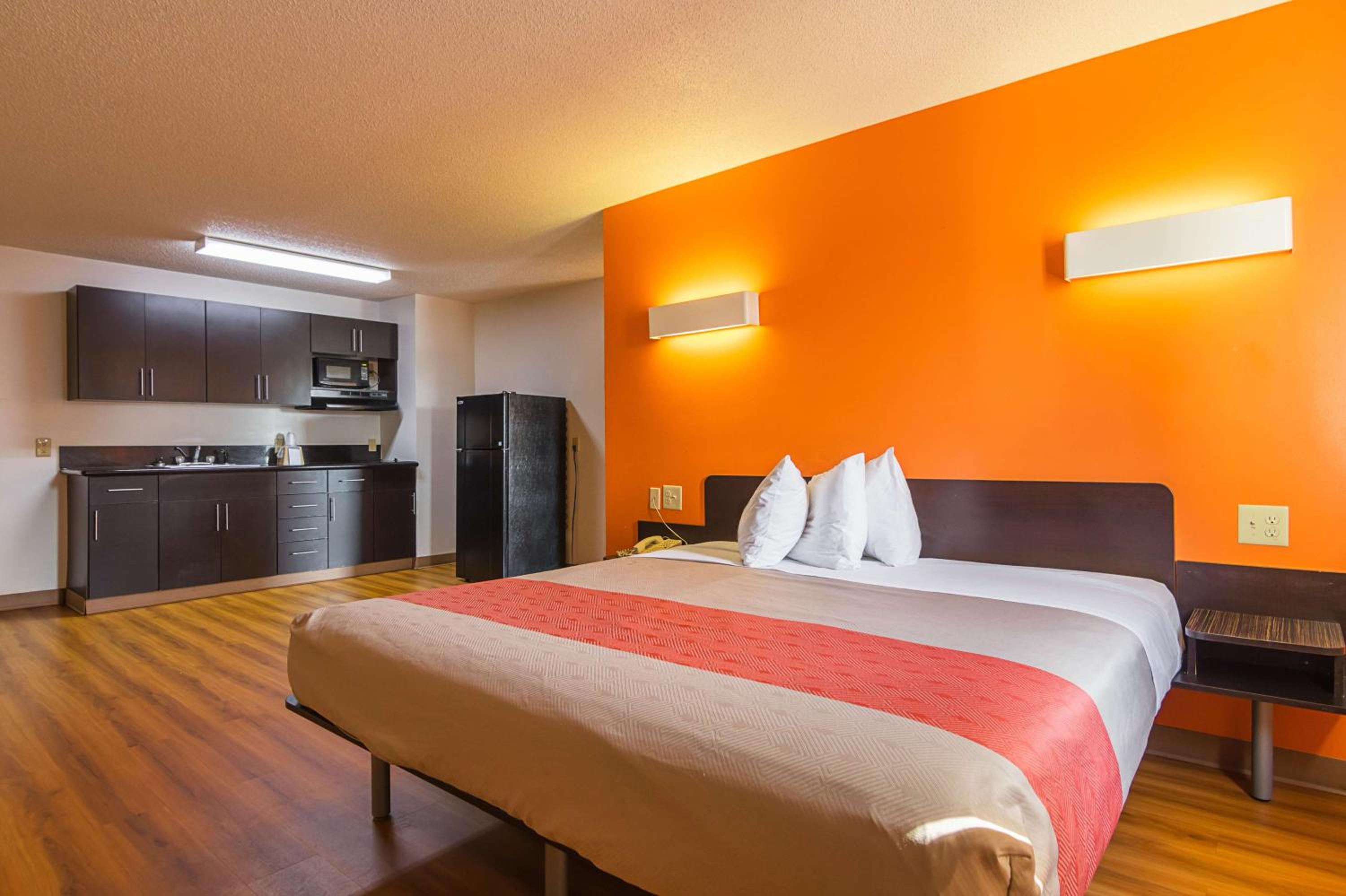 Deluxe King Room - Non-Smoking - Photo 4