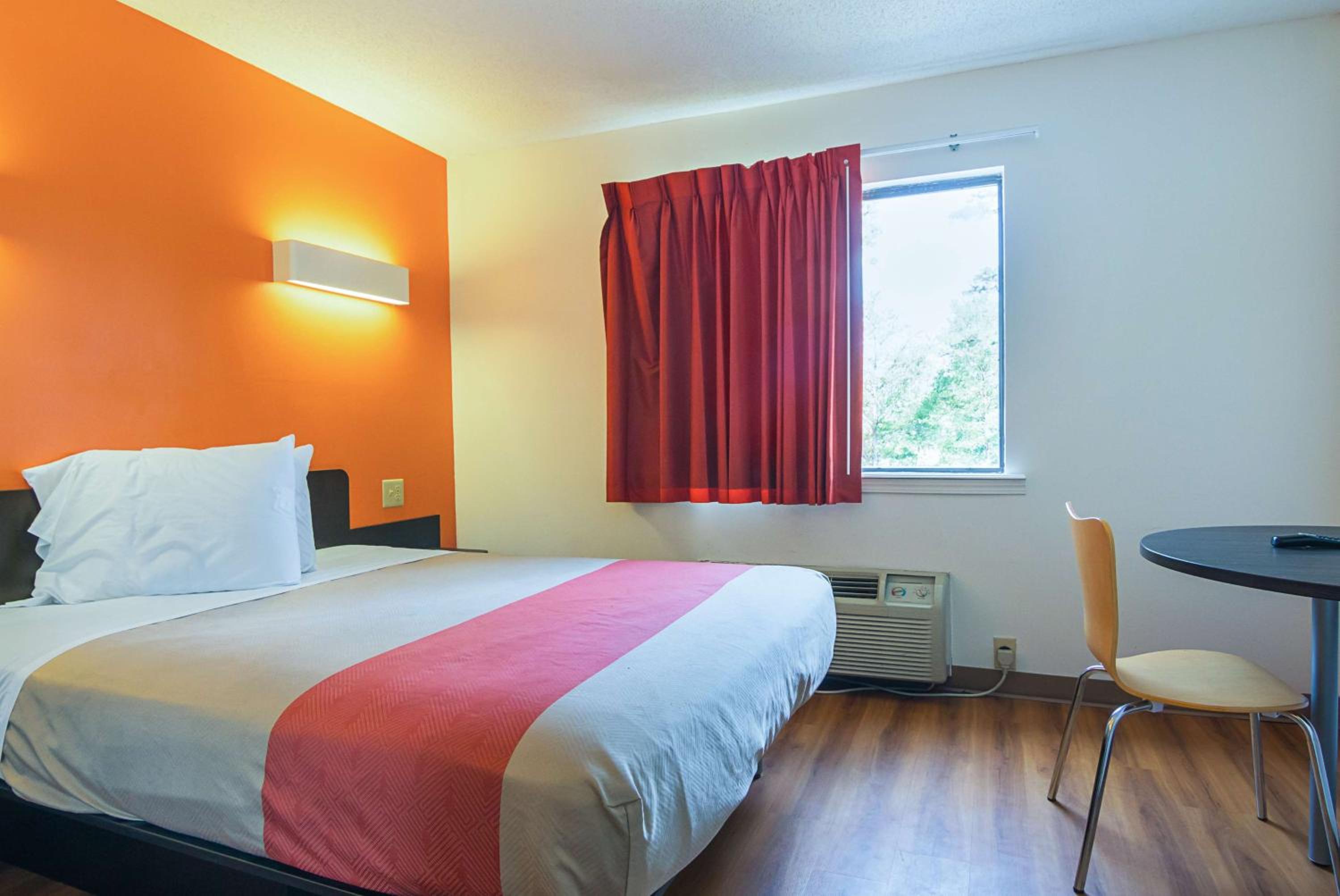 King Room - Disability Access - Smoking - Photo 6
