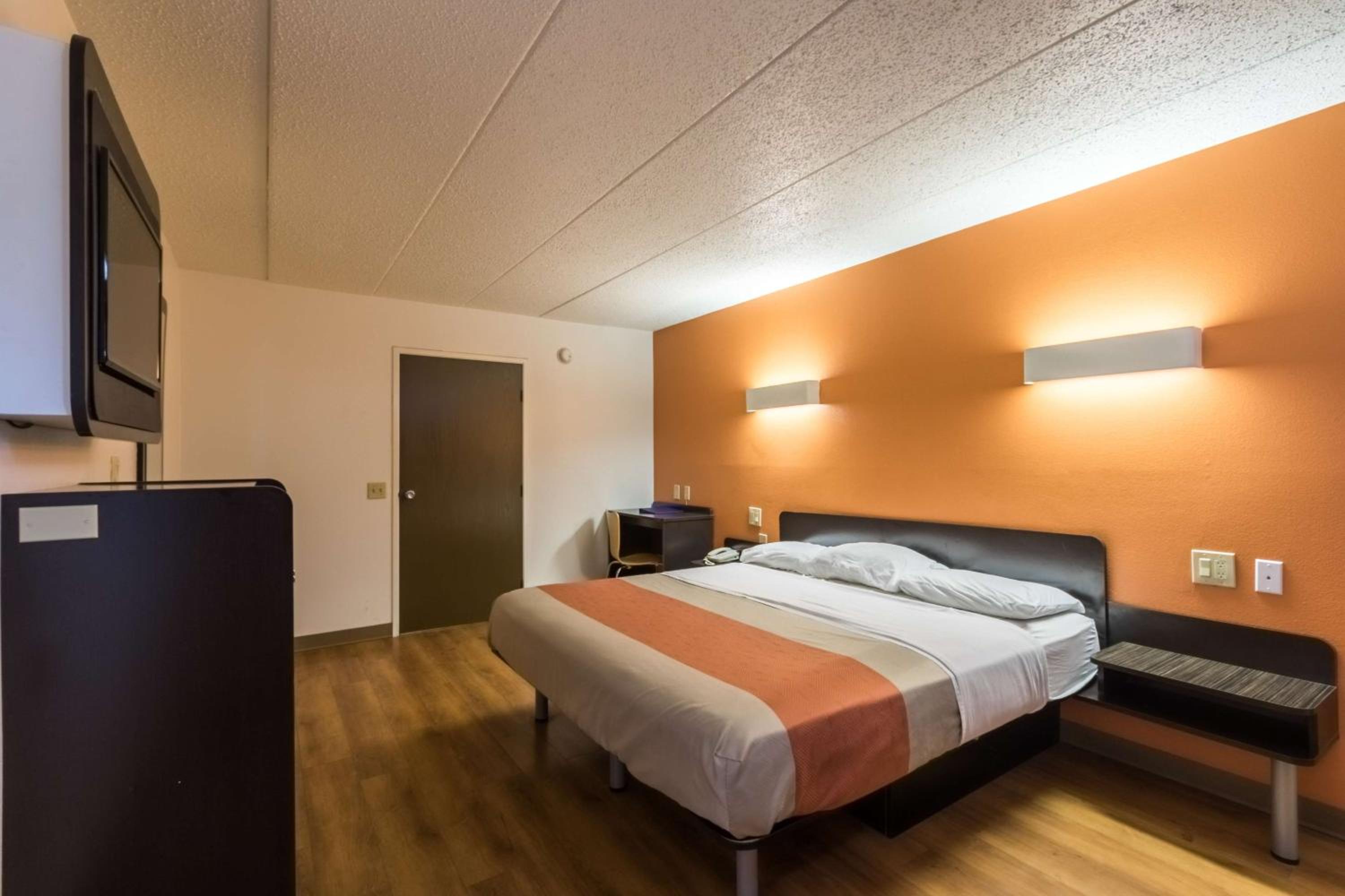 King Room - Non-Smoking - Photo 1
