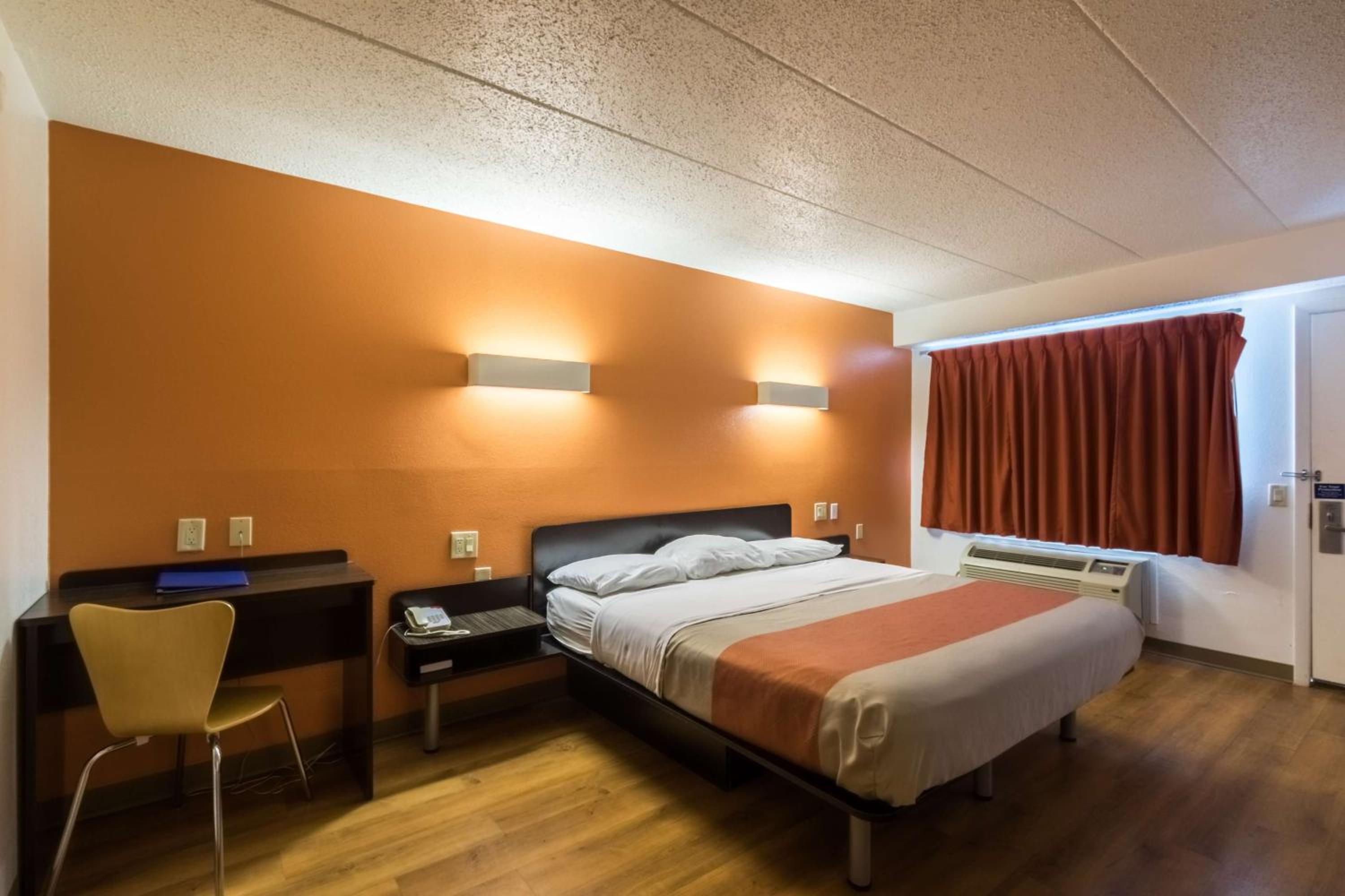King Room - Non-Smoking - Photo 2