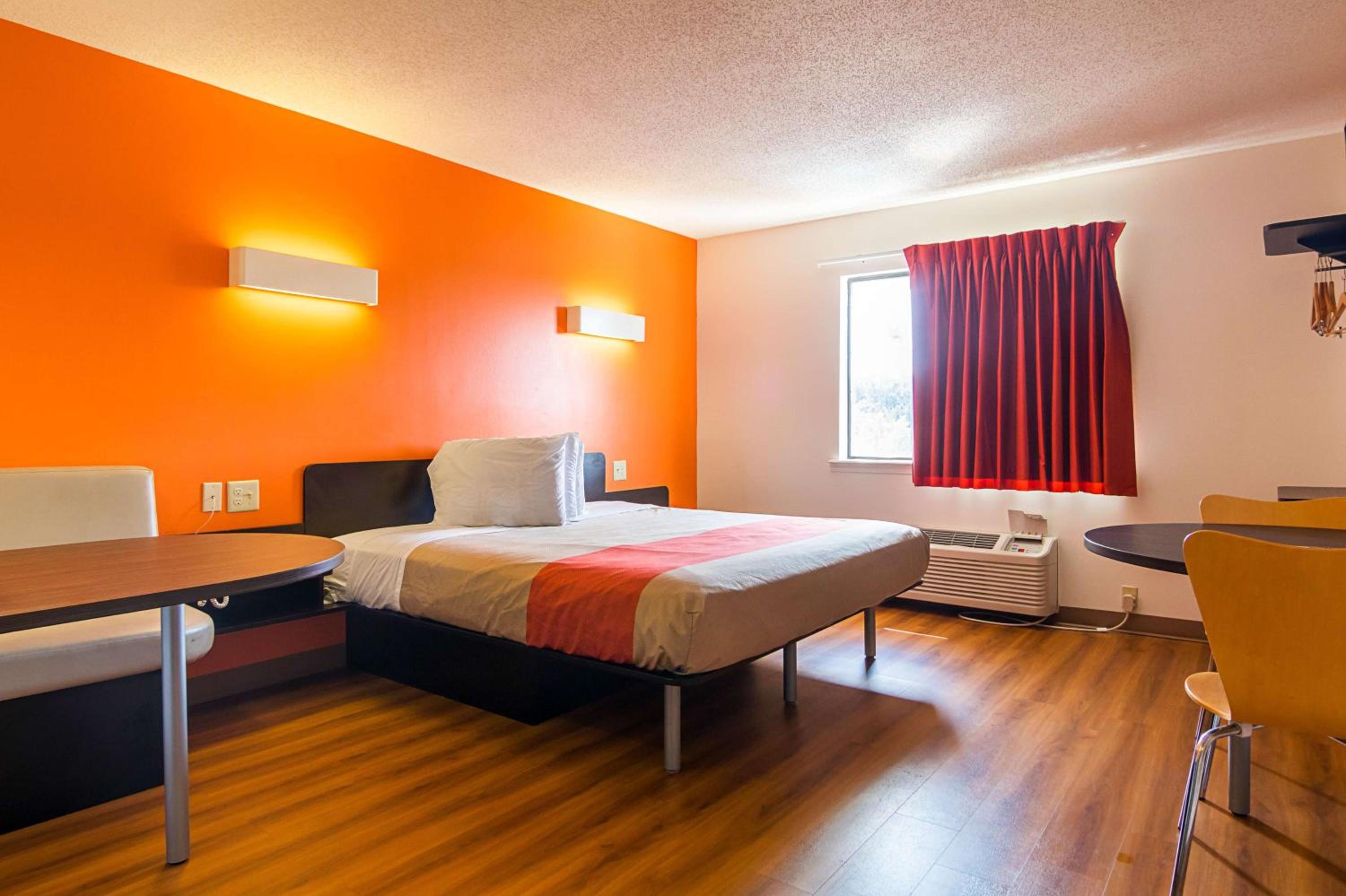 Deluxe King Room - Non-Smoking - Photo 2