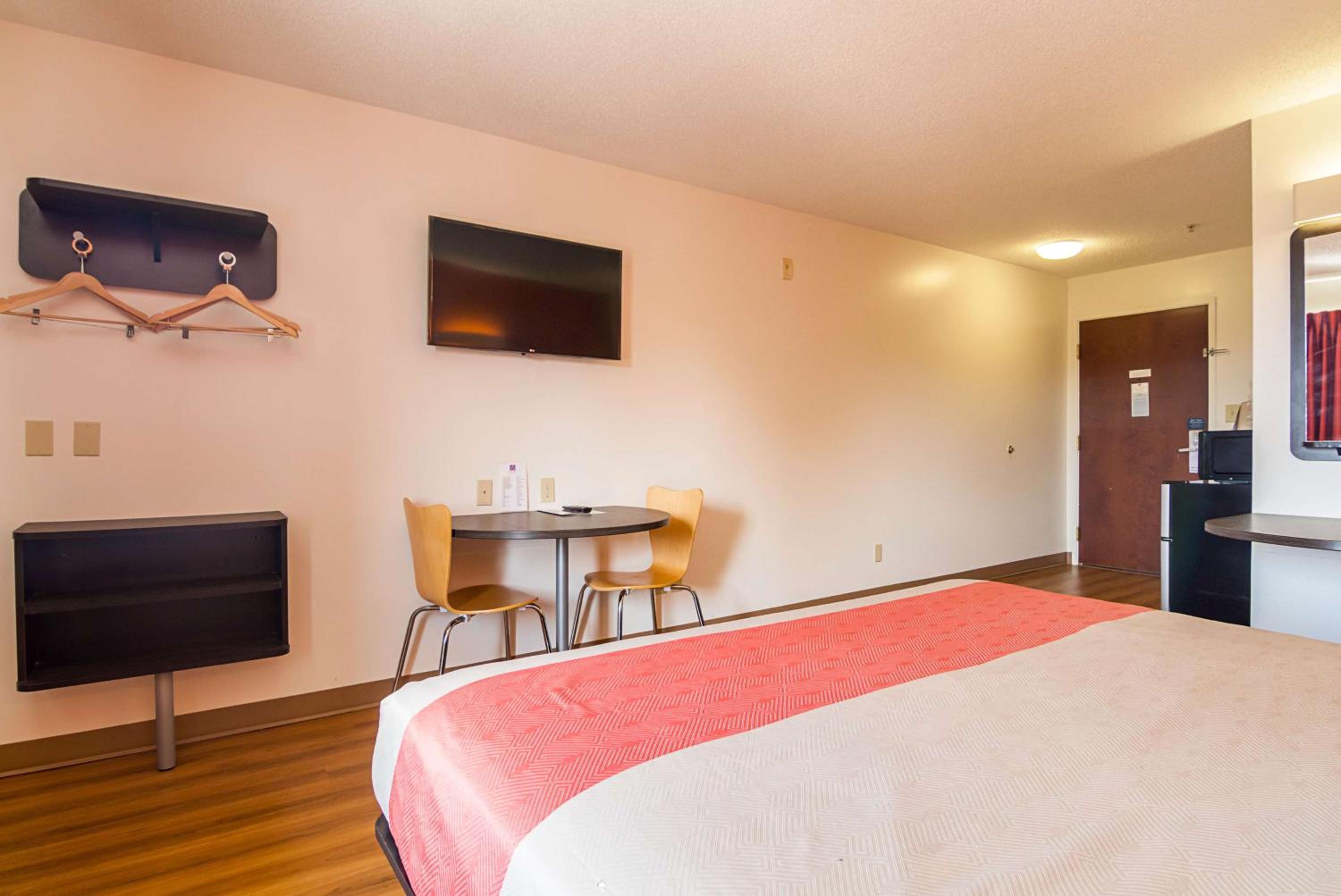 King Room - Disability Access - Smoking - Photo 5