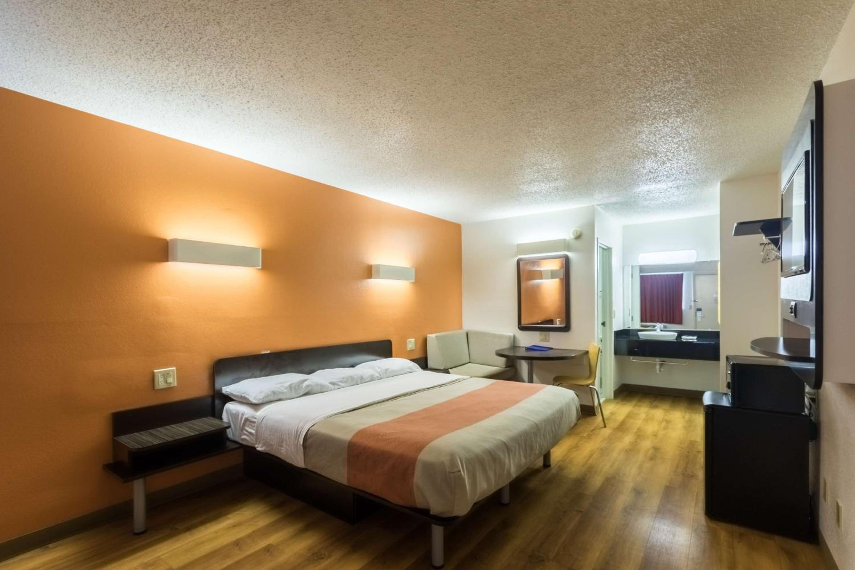 King Room - Non-Smoking - Photo 5