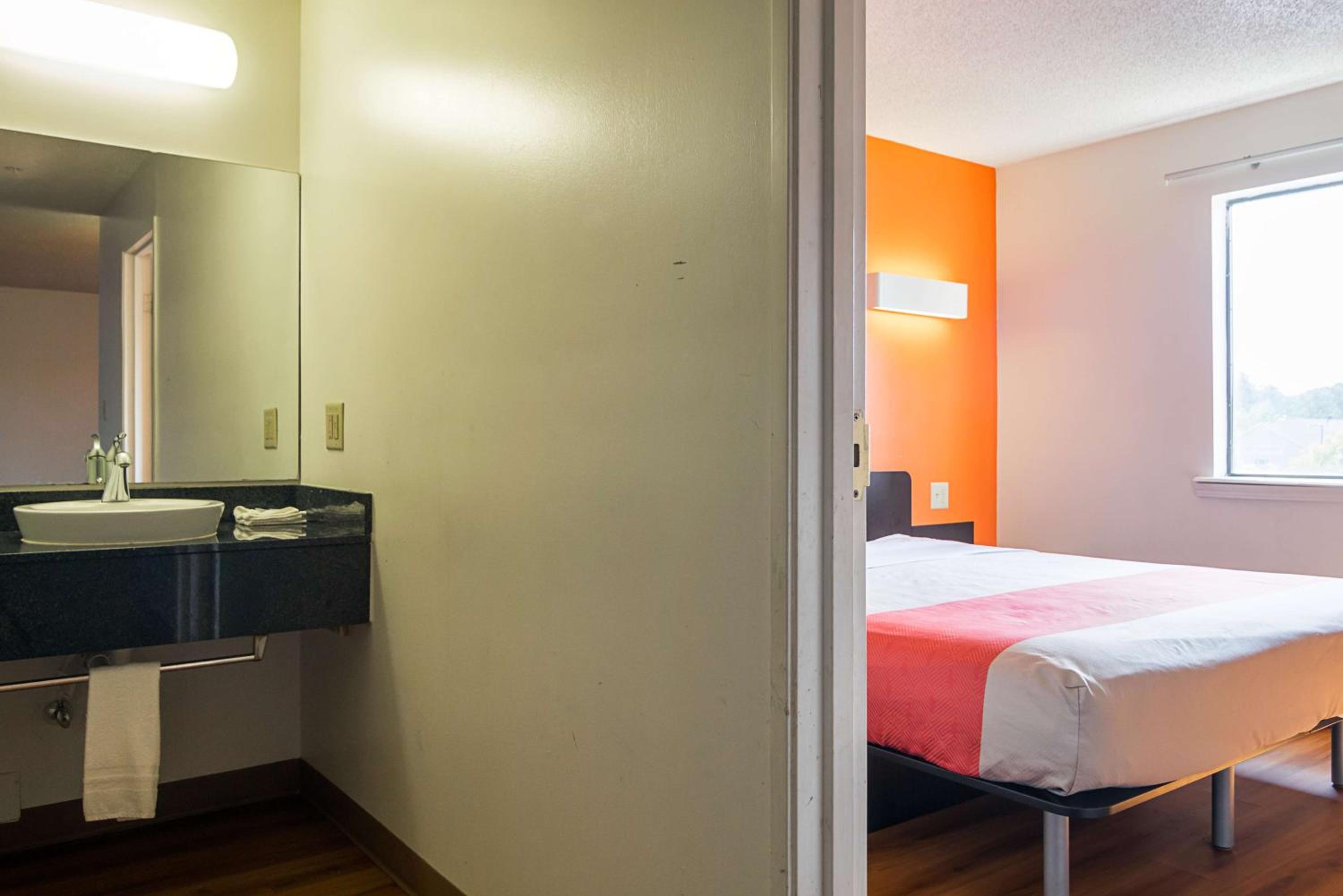 Deluxe King Room - Non-Smoking - Photo 6