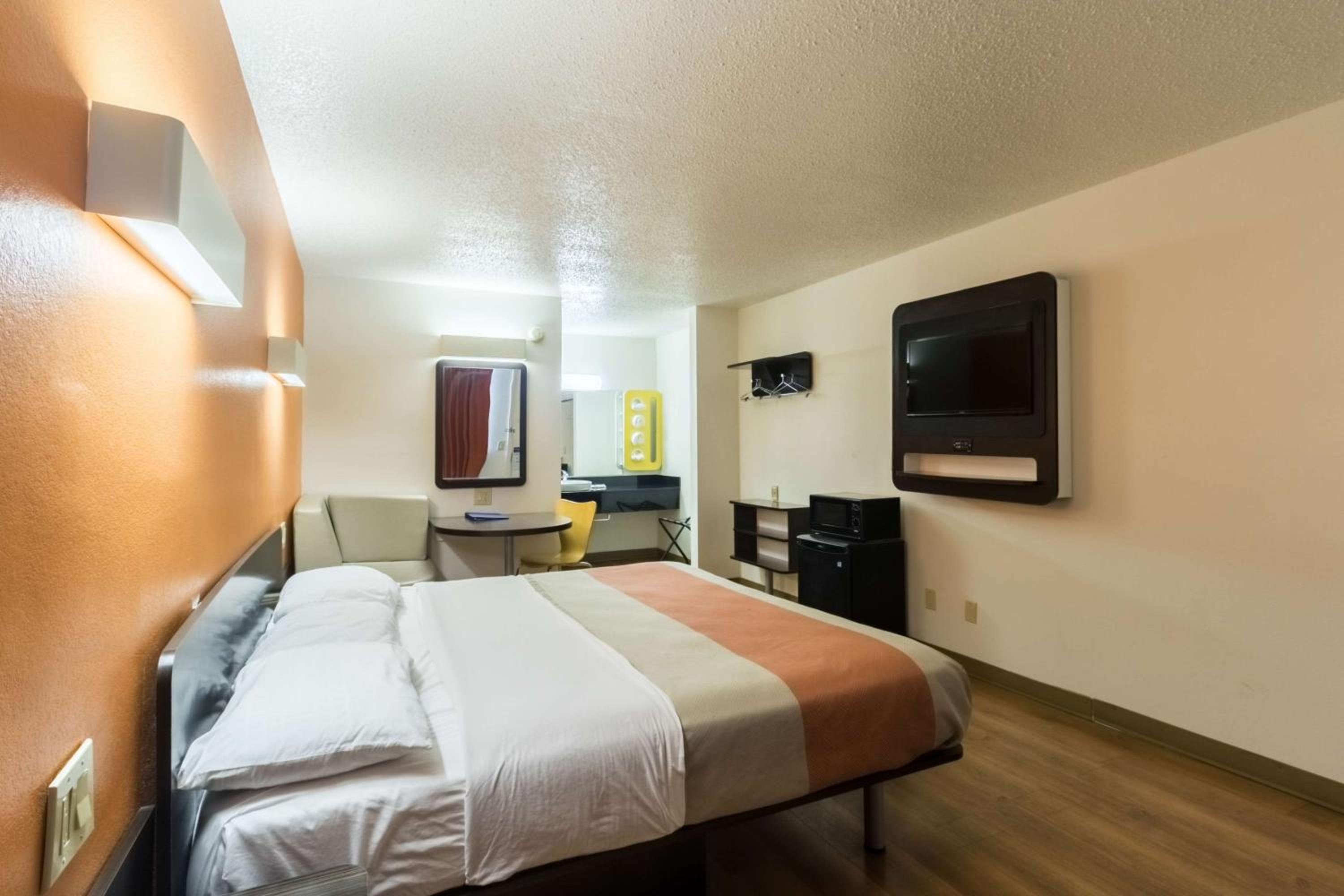 King Room - Non-Smoking - Photo 7