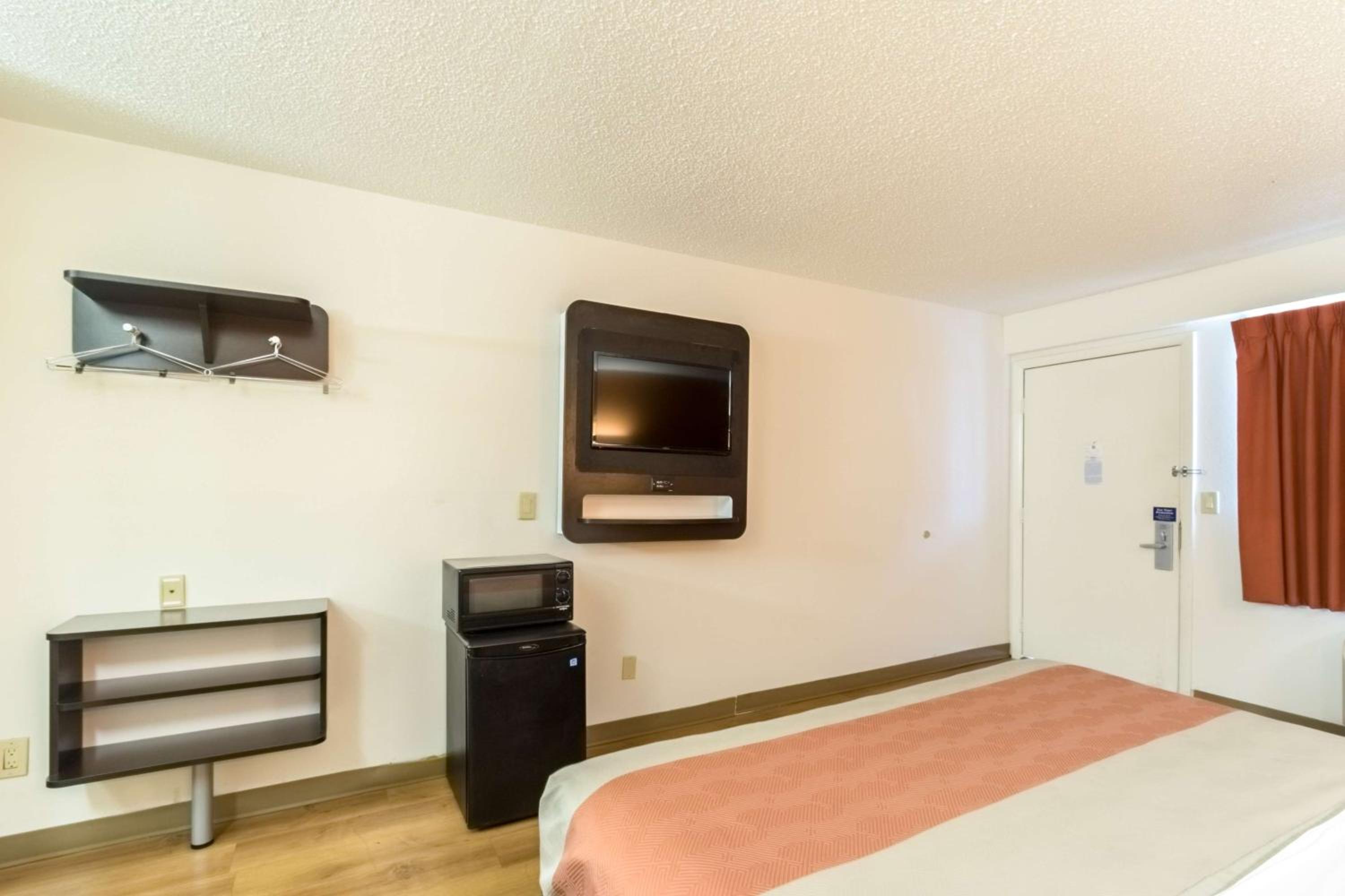 King Room - Non-Smoking - Photo 8