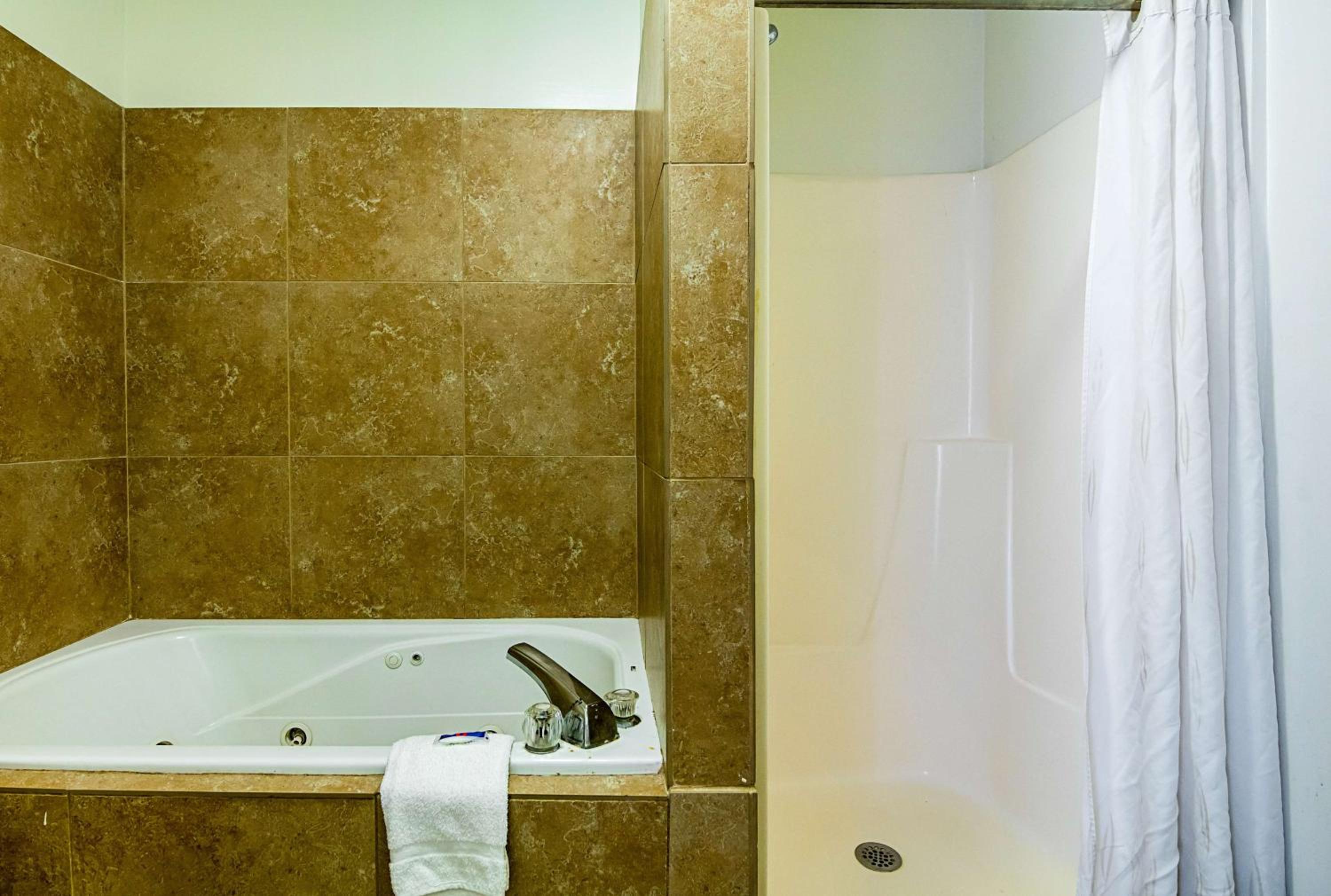 Deluxe King Room - Non-Smoking - Photo 8