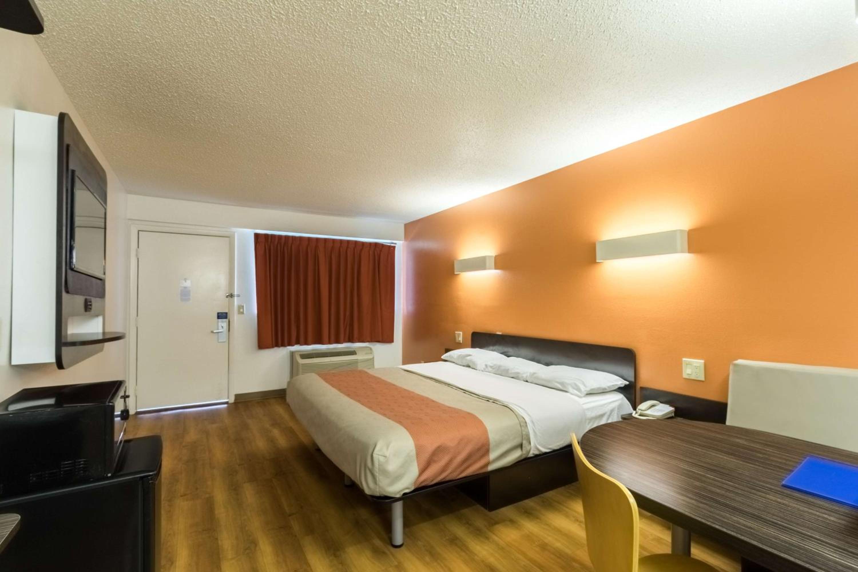 King Room - Non-Smoking - Photo 9