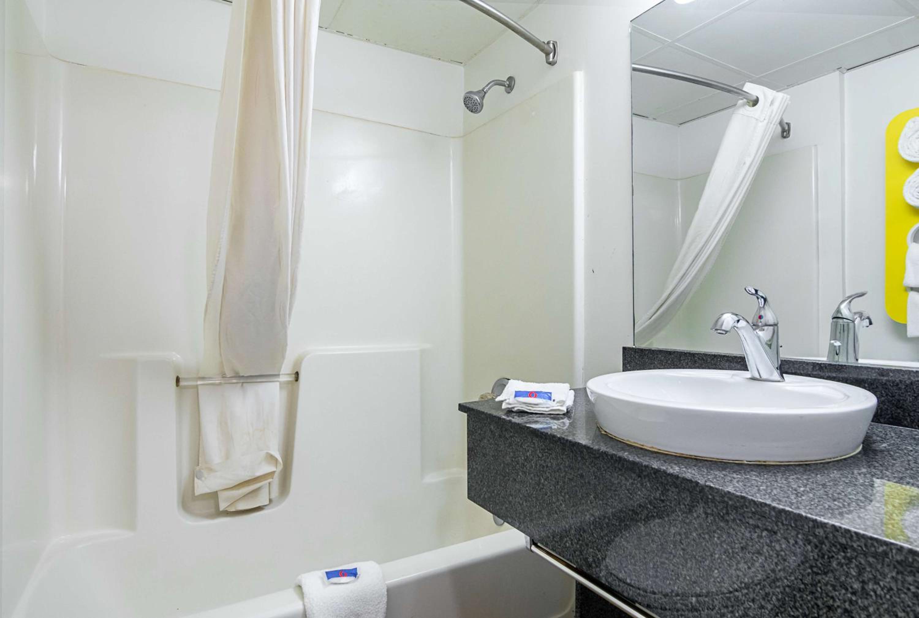 Deluxe Quadruple Room - Non-Smoking - Photo 1