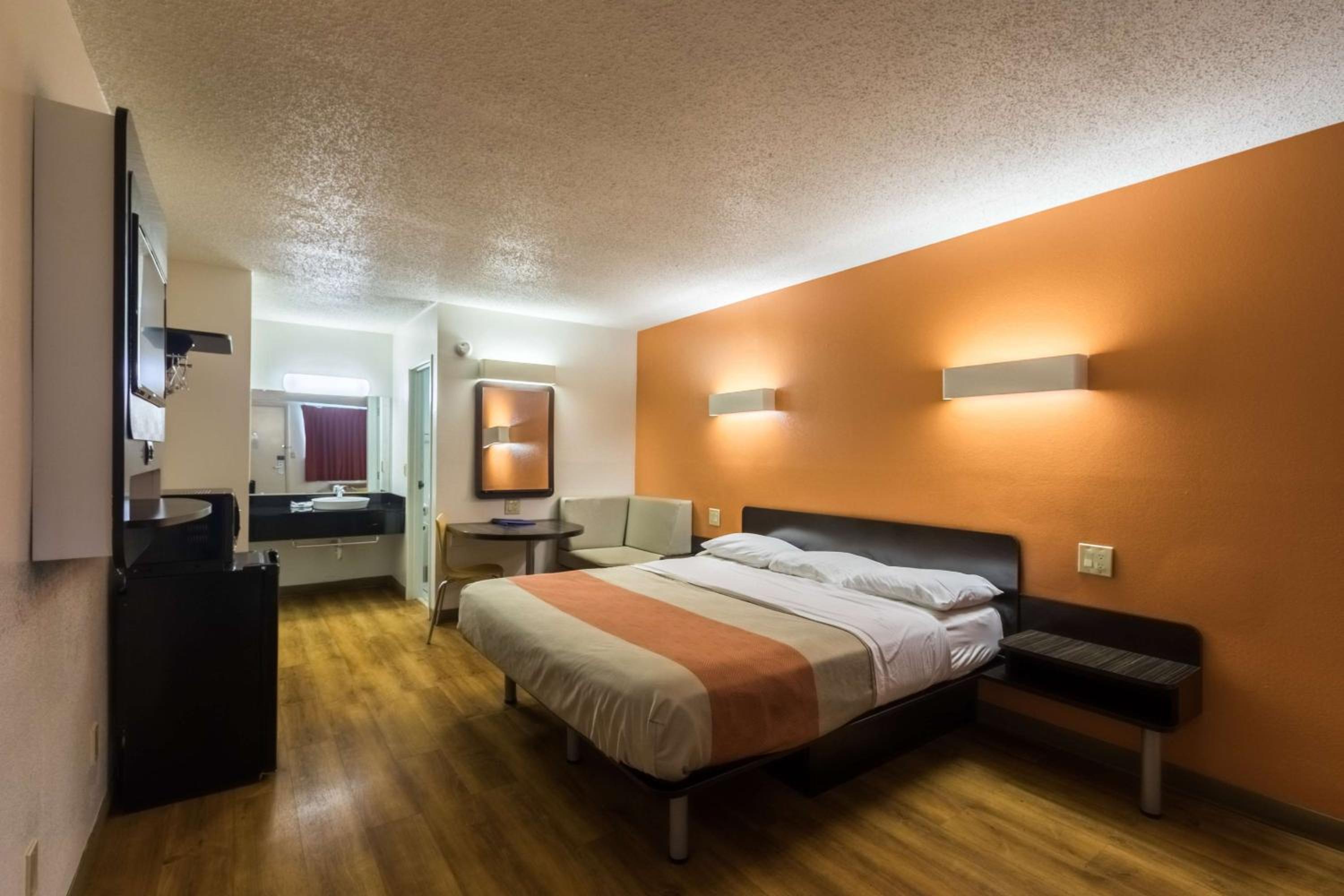 King Room - Non-Smoking - Photo 10