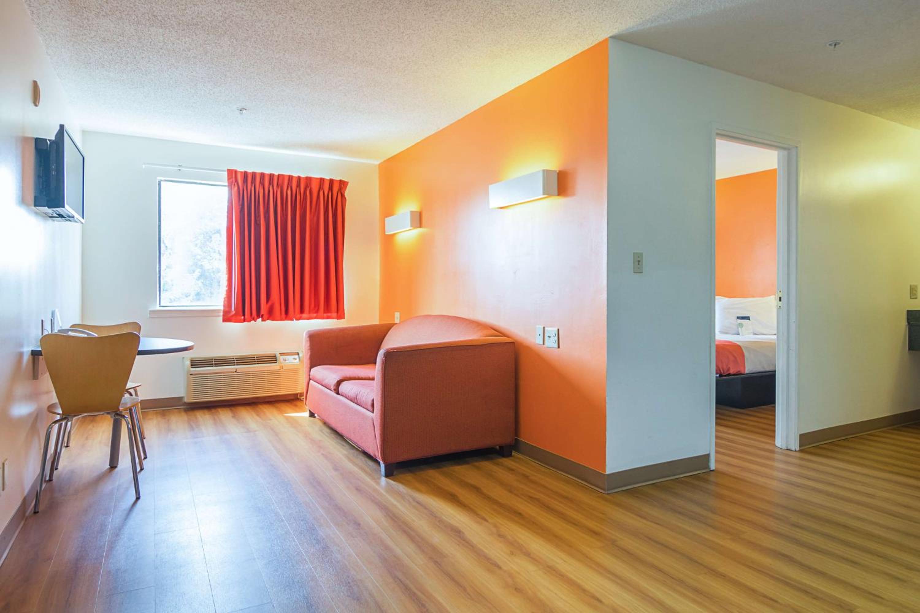 Deluxe King Room - Non-Smoking - Photo 9