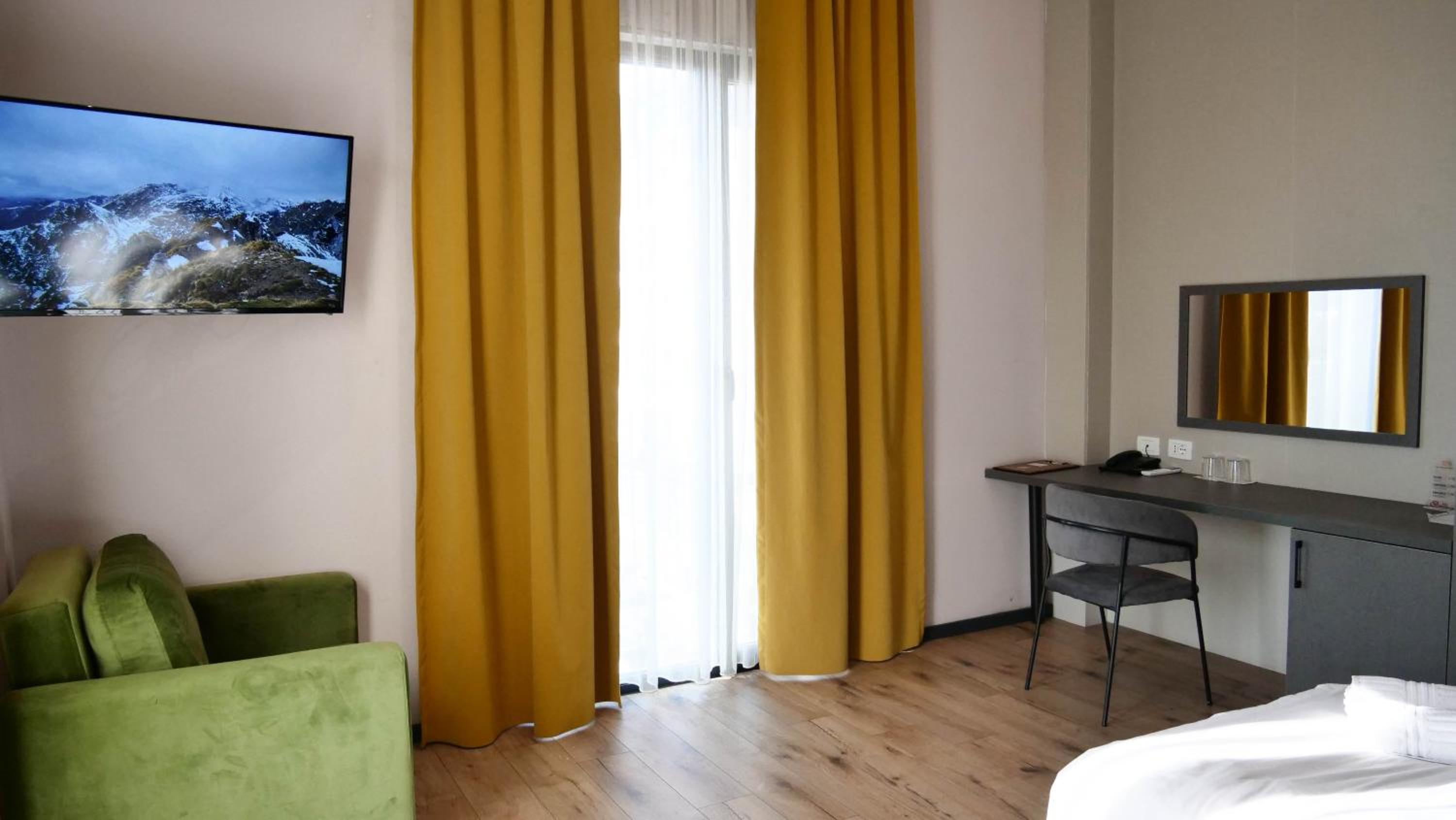Deluxe Double Room with Balcony photo 3