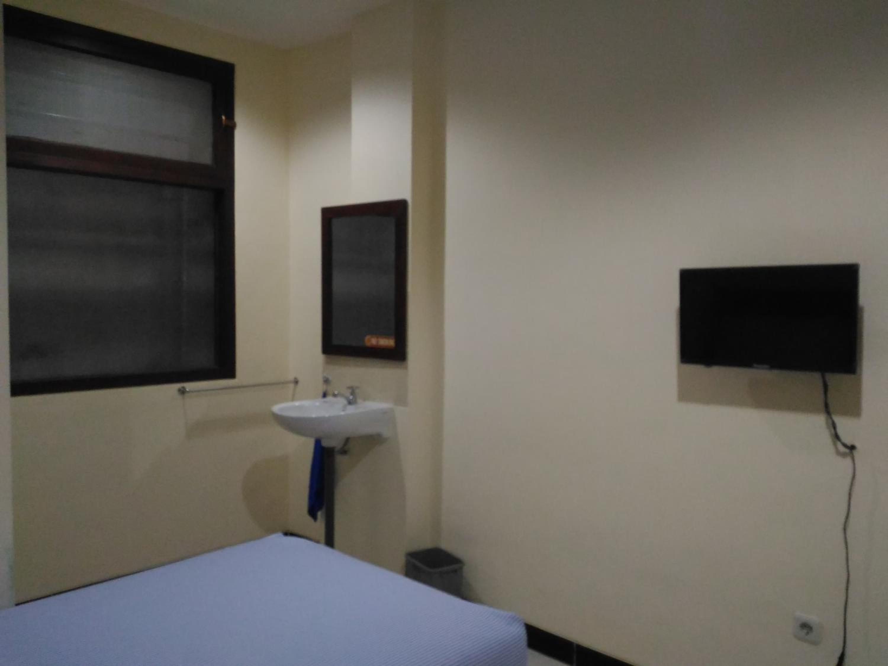 Standard Twin Room - Photo 3