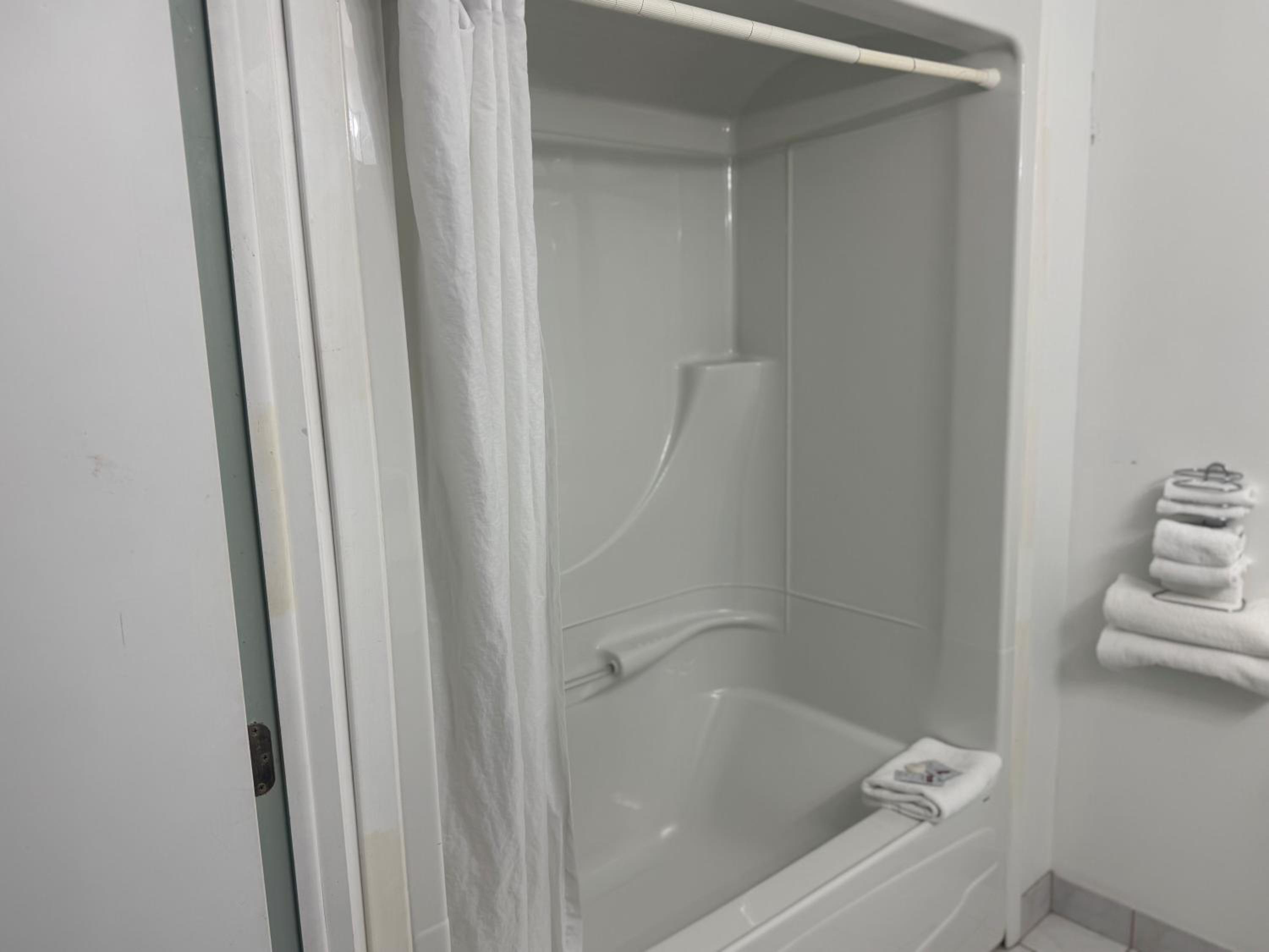 Queen Room with Mobility Access and Bathtub with Grab Bars, Non-Smoking