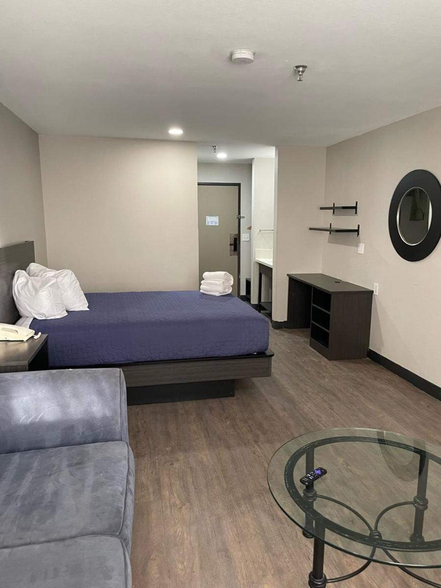 Deluxe Queen Suite