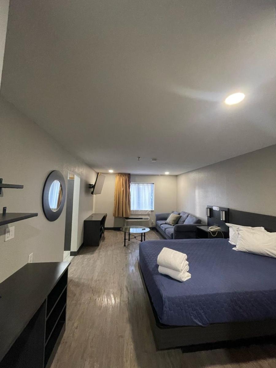 Deluxe Queen Suite photo 2