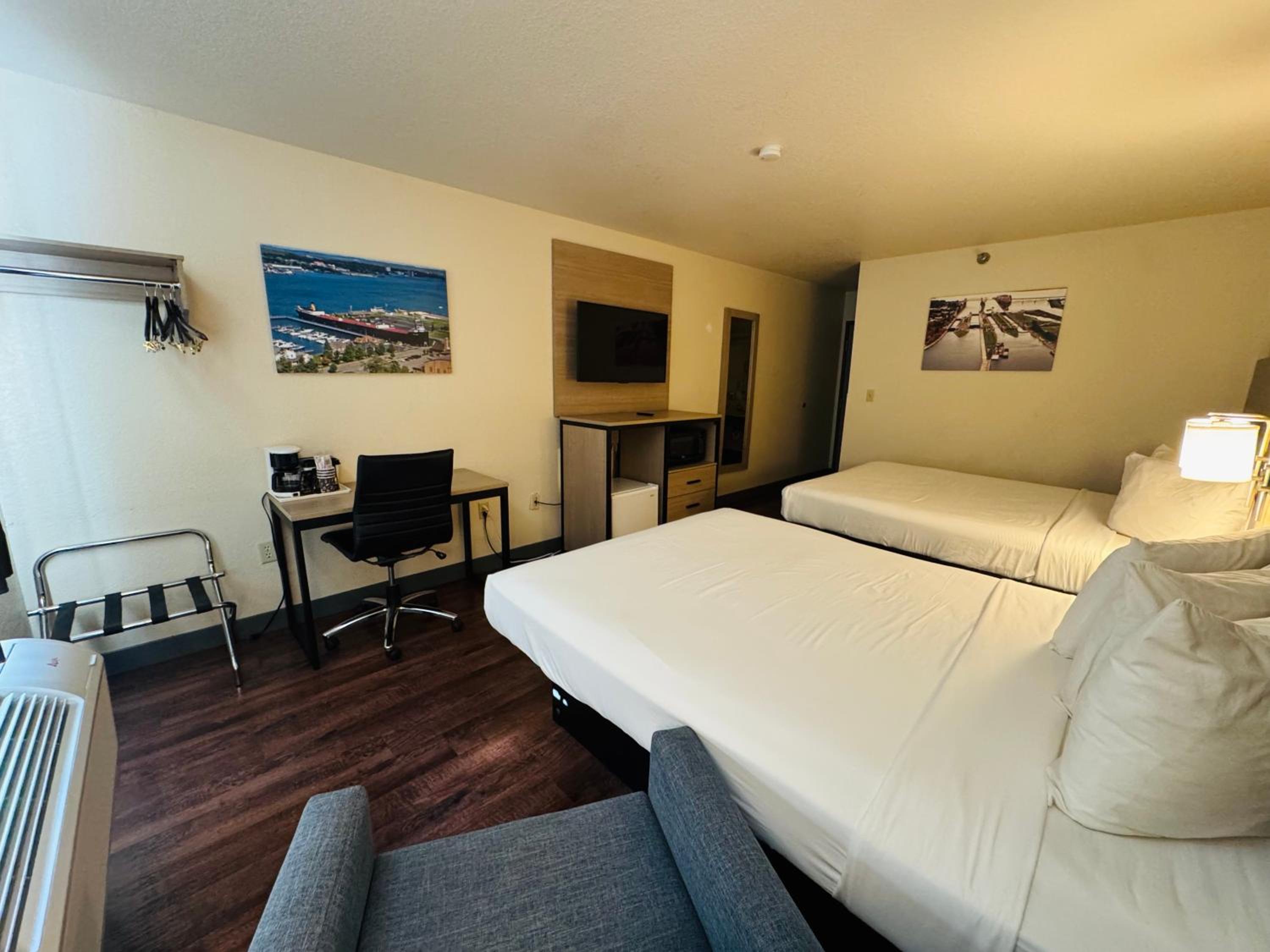 Queen Room with Two Queen Beds - Non-Smoking - Photo 7