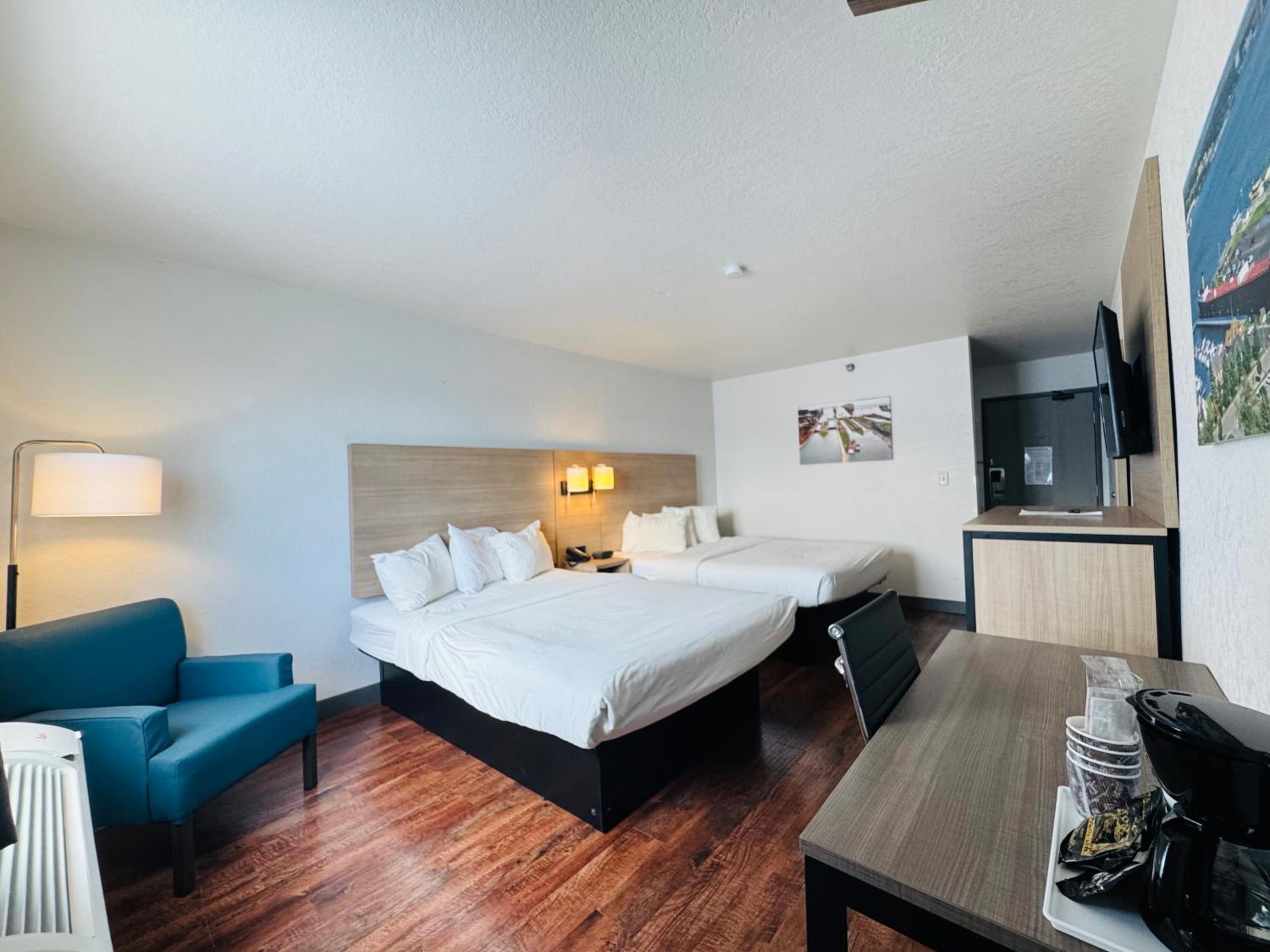Queen Room with Two Queen Beds - Non-Smoking - Photo 6