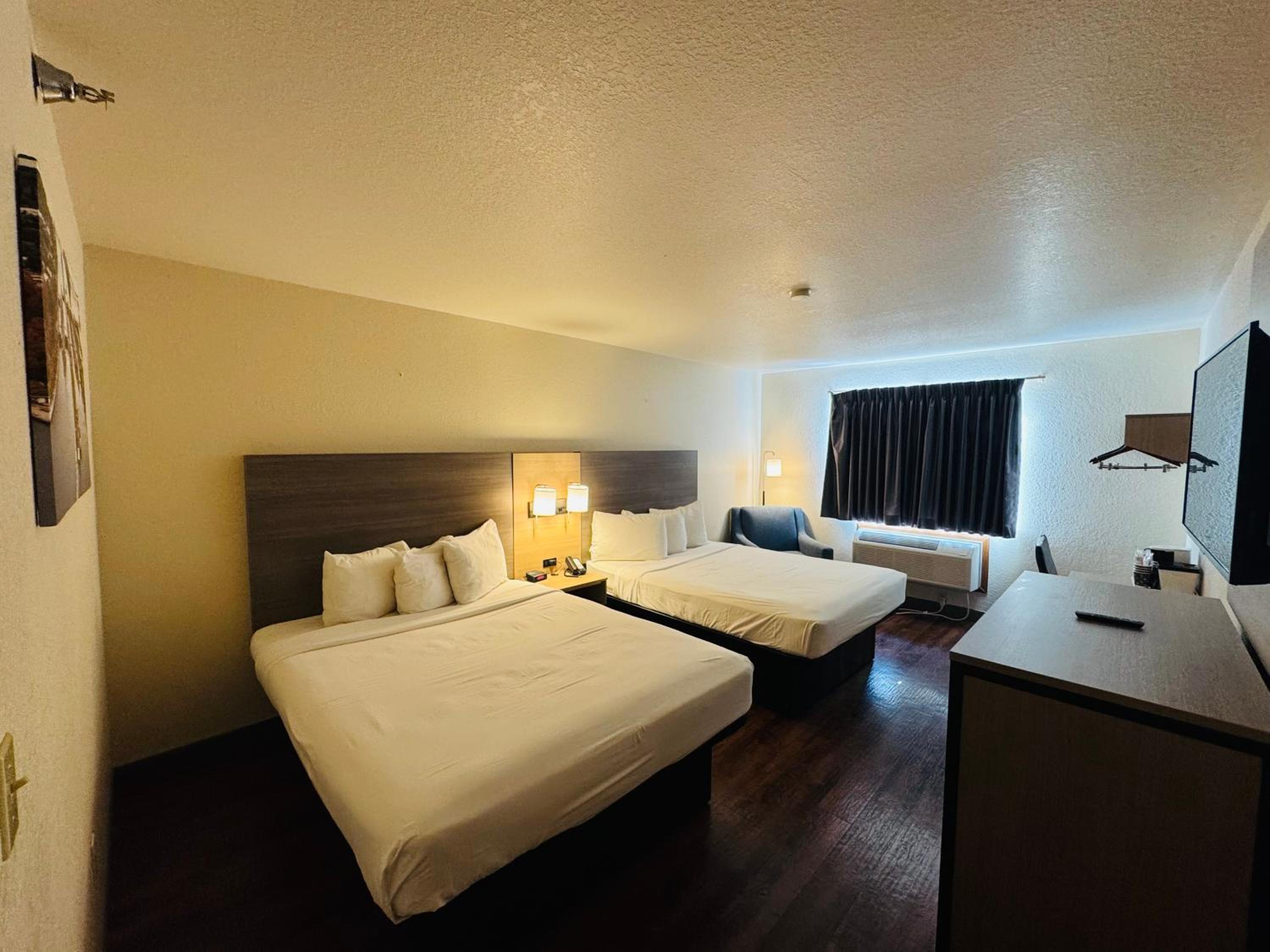 Queen Room with Two Queen Beds - Non-Smoking - Photo 3